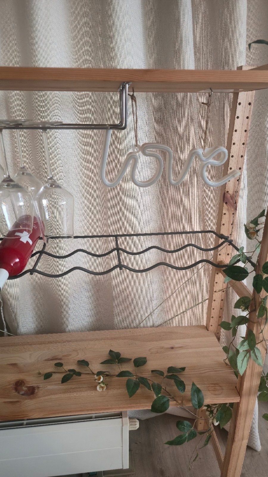 Handgemaakt Wijnrek met Glashouder | IKEA Hack, Huis en Inrichting, Woonaccessoires | Wijnrekken, Ophalen, Gebruikt, 5 tot 15 flessen