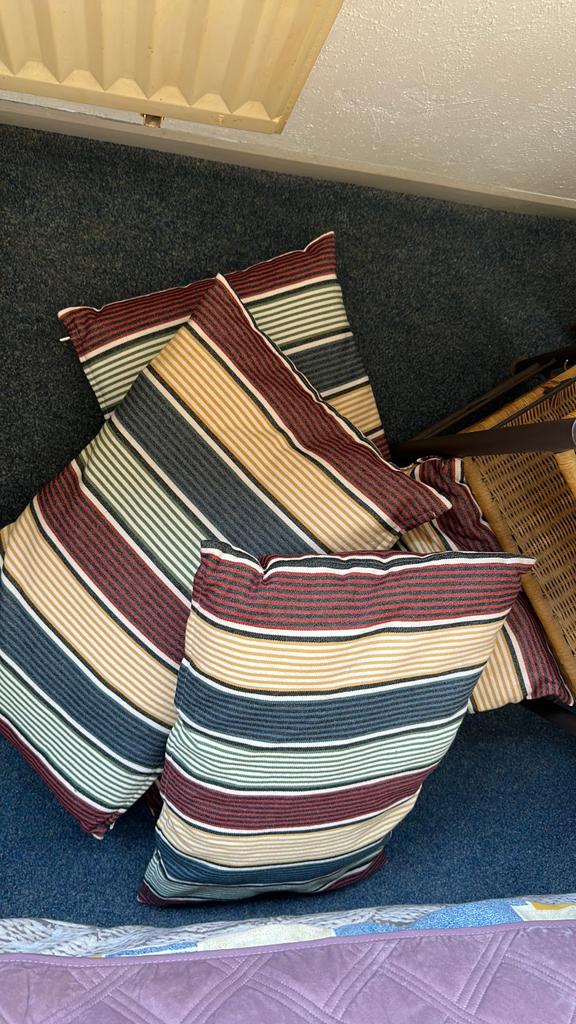 Te koop; 4 rechthoekige gestreepte kussens, Huis en Inrichting, Woonaccessoires | Kussens, Ophalen, Zo goed als nieuw