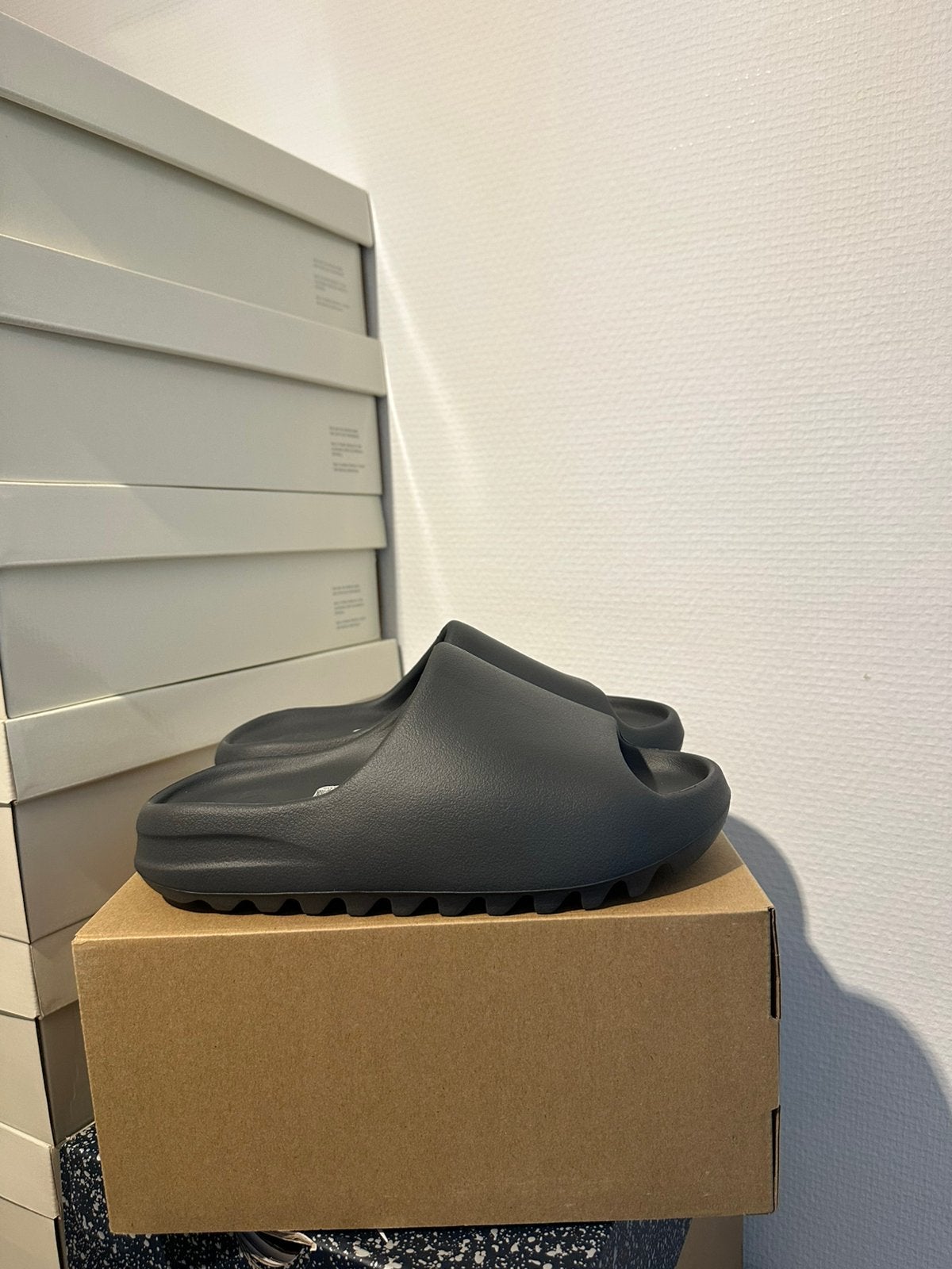 Yeezy Slide "Granit" 39, Kleding | Heren, Sandalen, Zwart, Nieuw, Ophalen of Verzenden