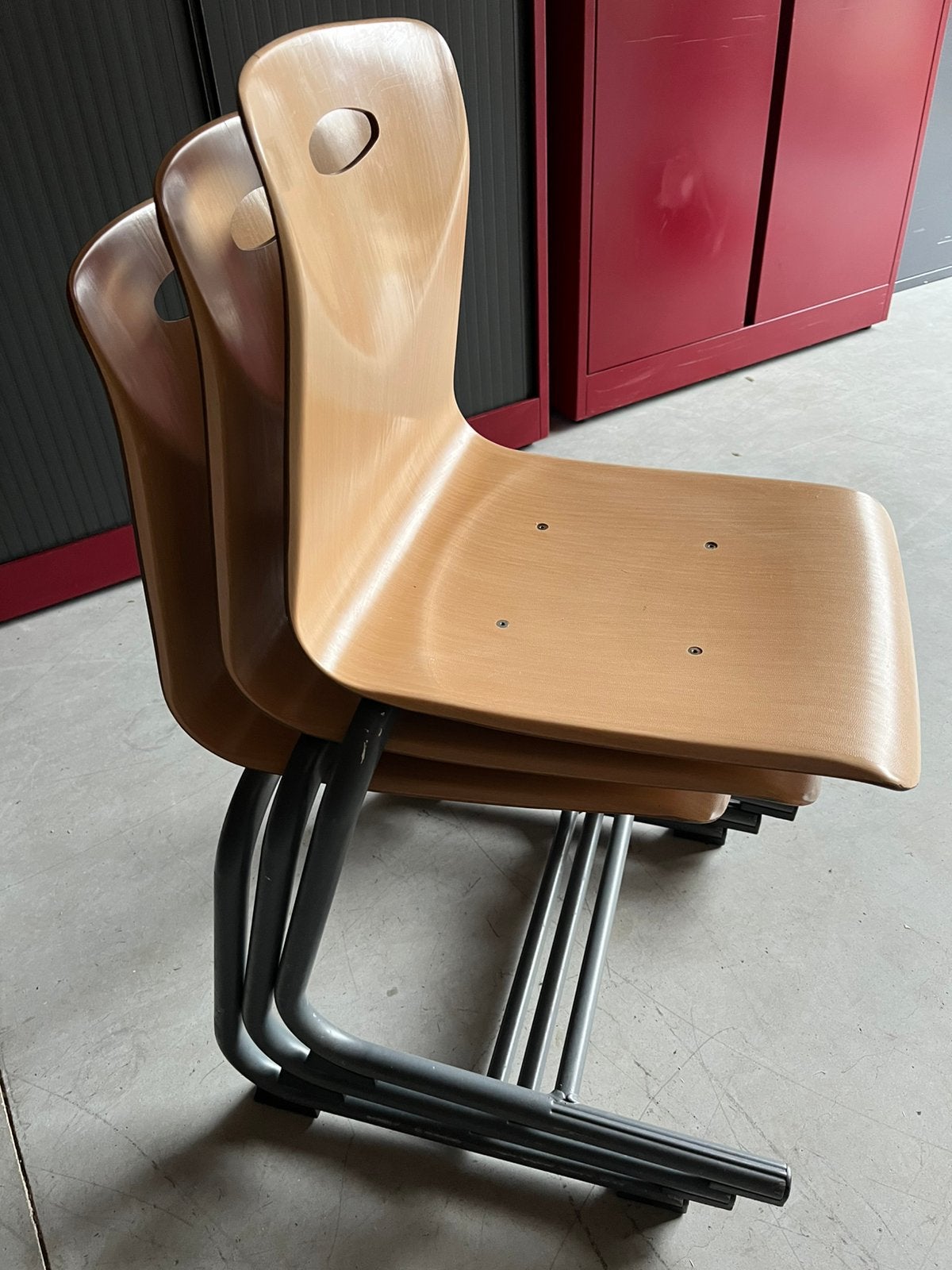 3x schoolstoelen, Ophalen, Zo goed als nieuw, Bruin, Vier