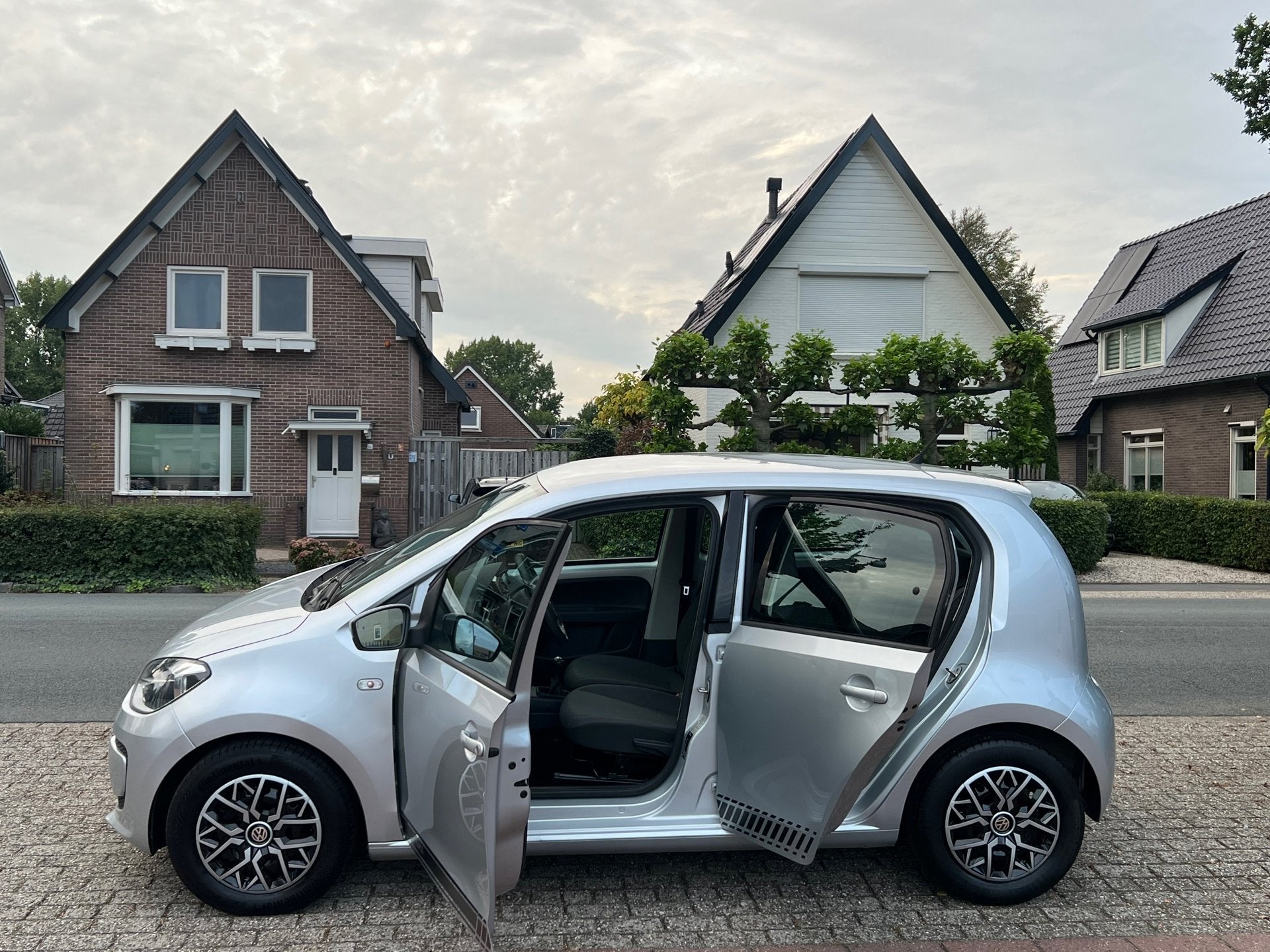 Volkswagen Up! 1.0 move up! BlueMotion DEALER ONDERHOUDEN NA, Voorwielaandrijving, Stof, Gebruikt, 840 kg
