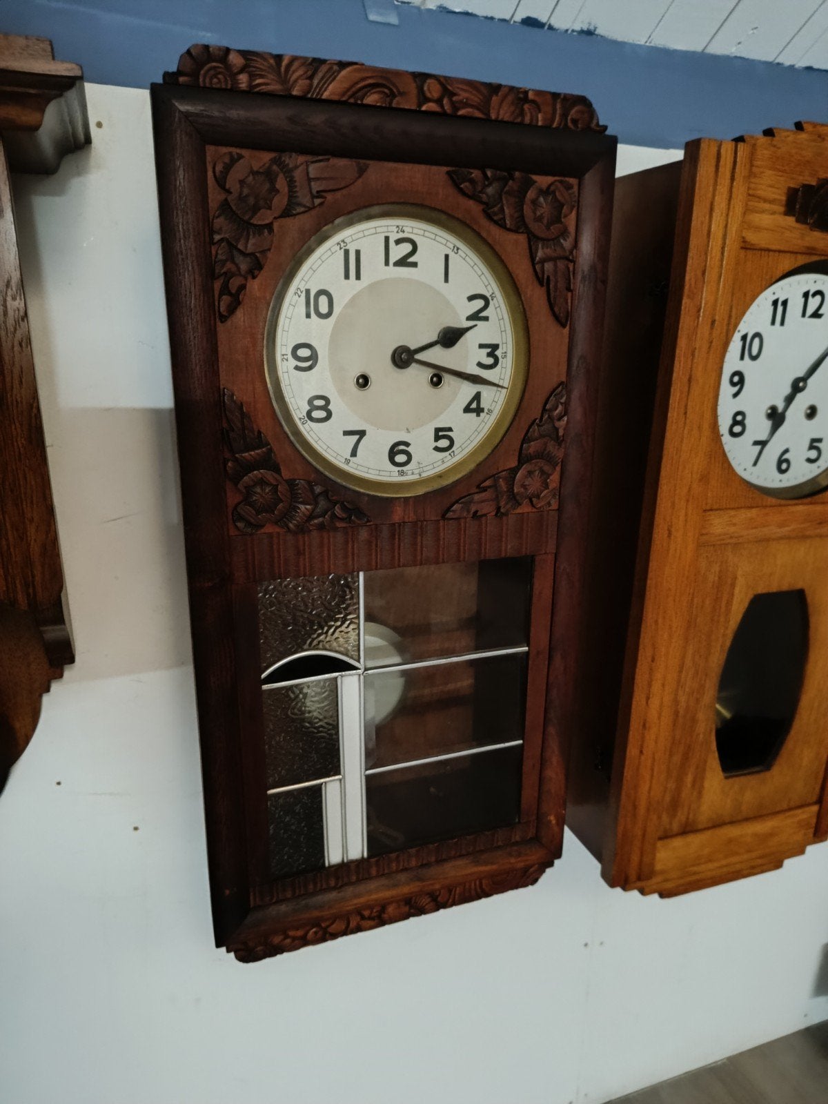 Antieke houten wandklok met gesneden details, Ophalen