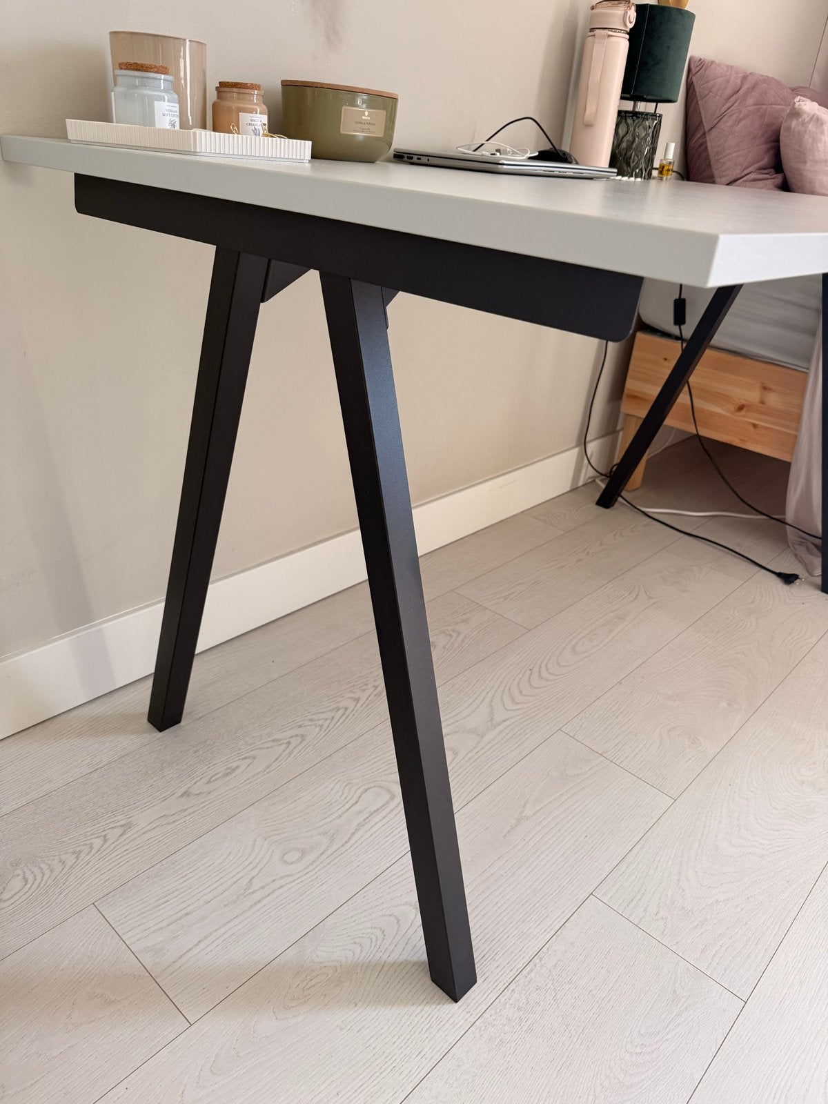 Ikea bureau 140x80x75 cm, lichtgrijs blad, zwarte poten, Ophalen, Overige typen, Gebruikt, Spaanplaat of MDF