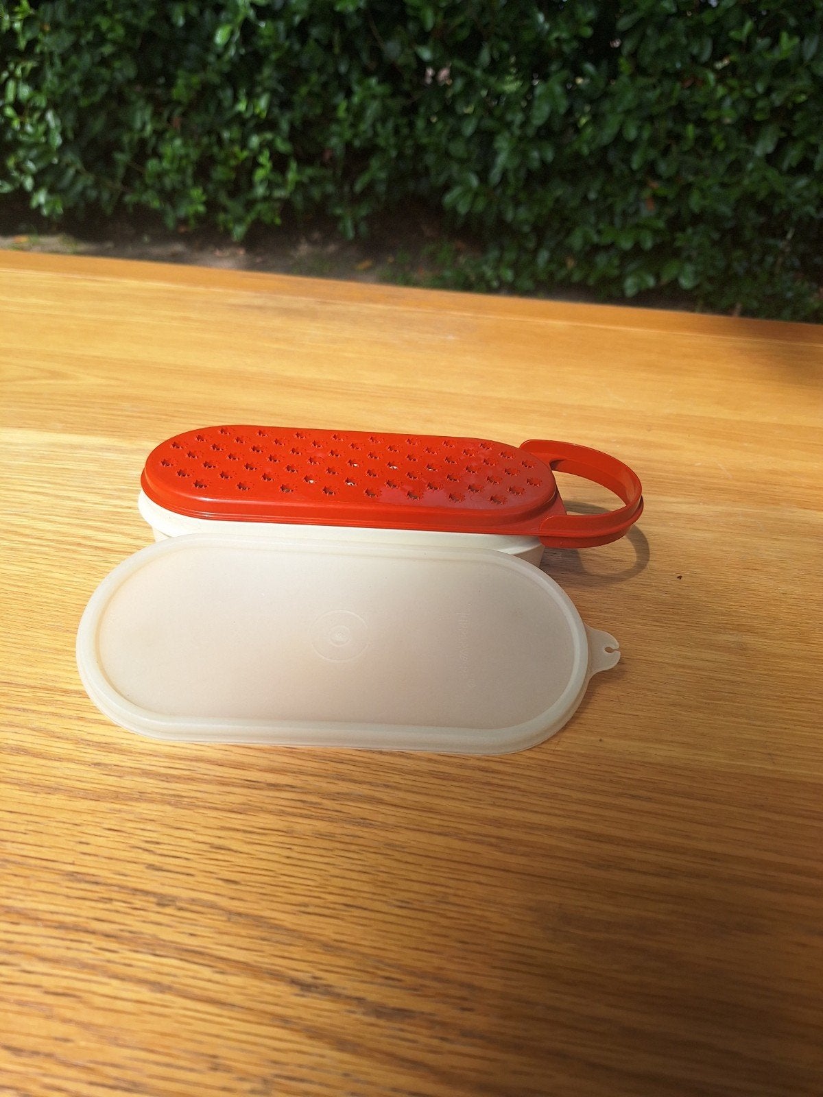 Tupperware Kaasrasp met Bewaardoos - Rood/Wit, Gebruikt, Bewaardoos, Ophalen of Verzenden, Met deksel