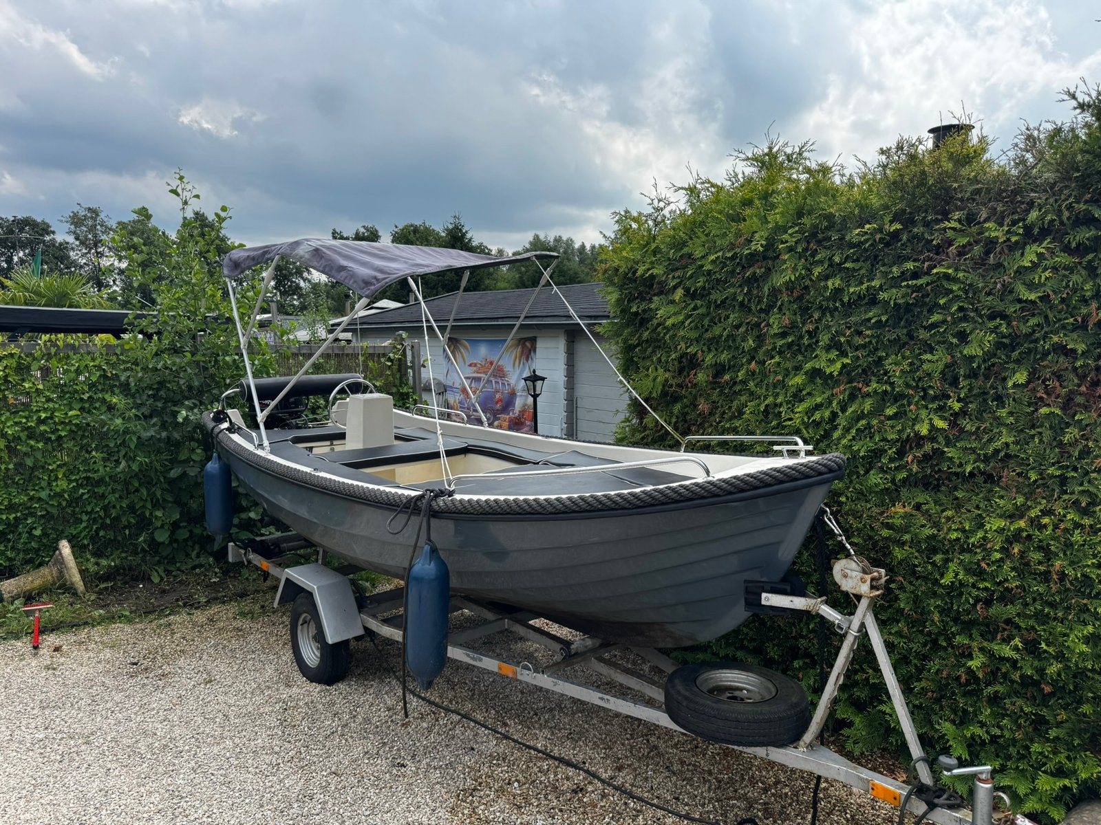 Amigo 430 sloep + Mercury 9.9 PK + trailer, Watersport en Boten, Sloepen, Ophalen, Zo goed als nieuw, Buitenboordmotor, Biminitop