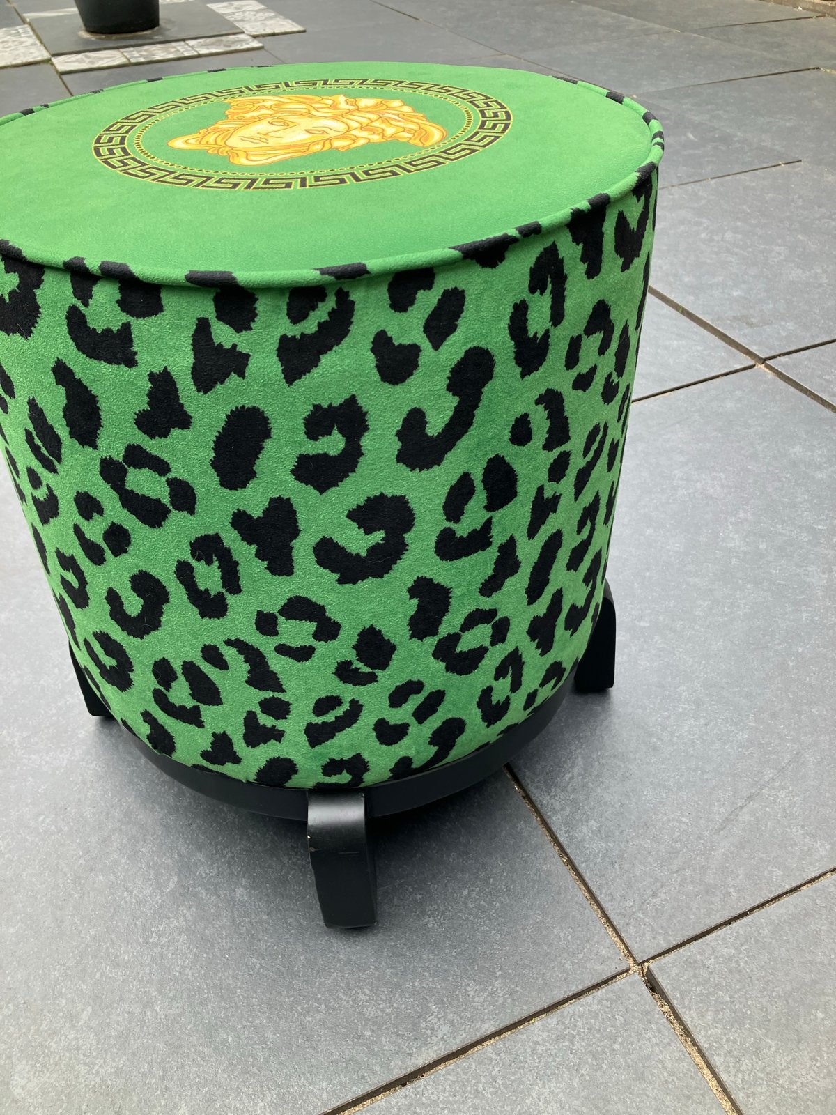 Bijzettafel met Groen Luipaarddesign en Versace Medusa, Huis en Inrichting, Ophalen, Minder dan 55 cm, Rond, Zo goed als nieuw