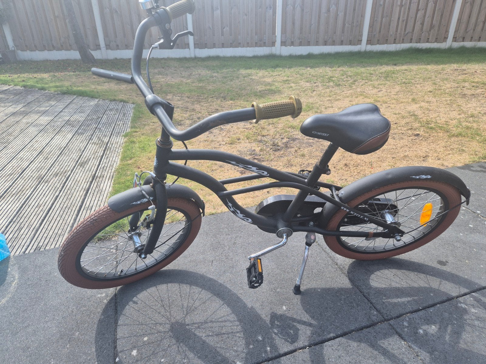 Kinderfiets 18 inch - Zwart met oranje banden, Fietsen en Brommers, Fietsen | Kinderfietsjes, Ophalen of Verzenden, Gebruikt, Terugtraprem