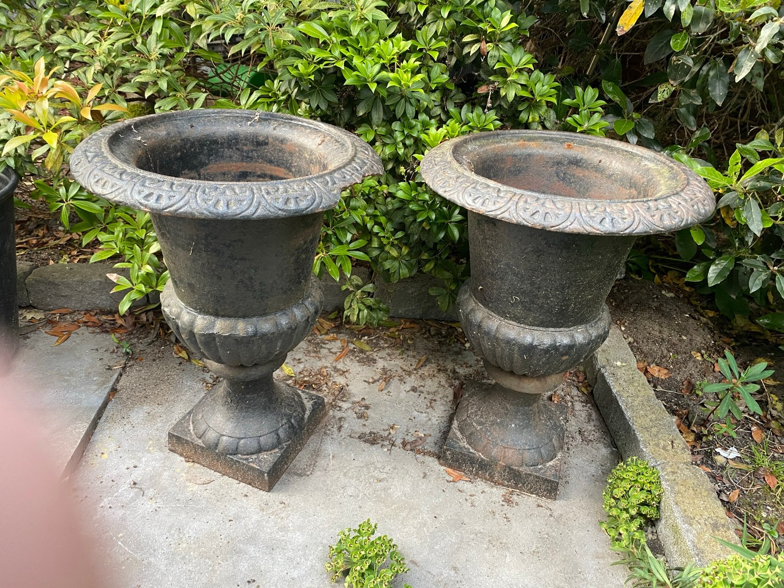 Set van 2 gietijzeren franse tuinvazen, Tuin en Terras, Gebruikt, Balkon, Metaal, Overige vormen
