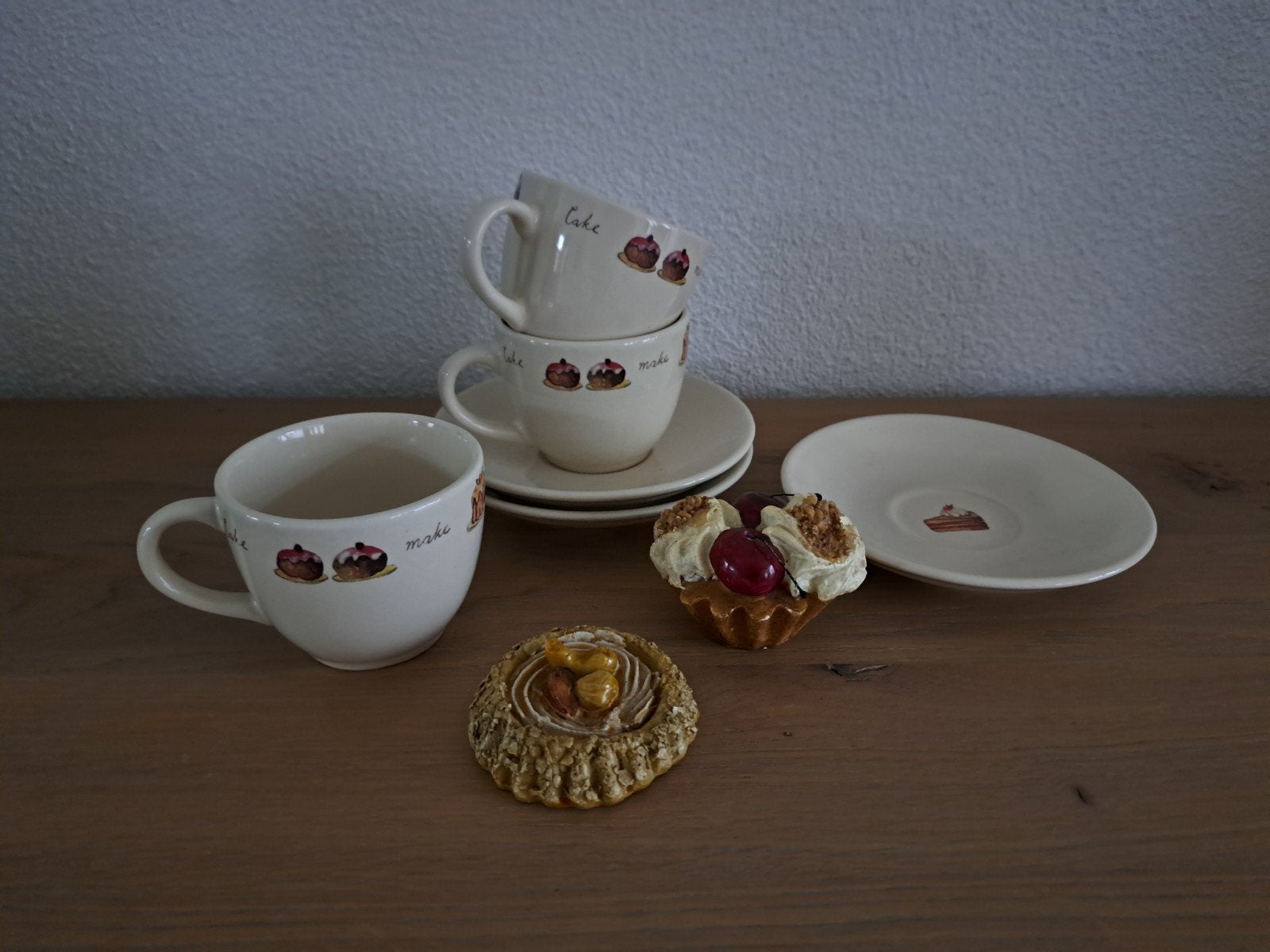 Set 3 kop en schotels gebak/cake design Jet Ter Steege, Gebruikt, Ophalen of Verzenden, Overige stijlen, Kop(pen) en/of Schotel(s)