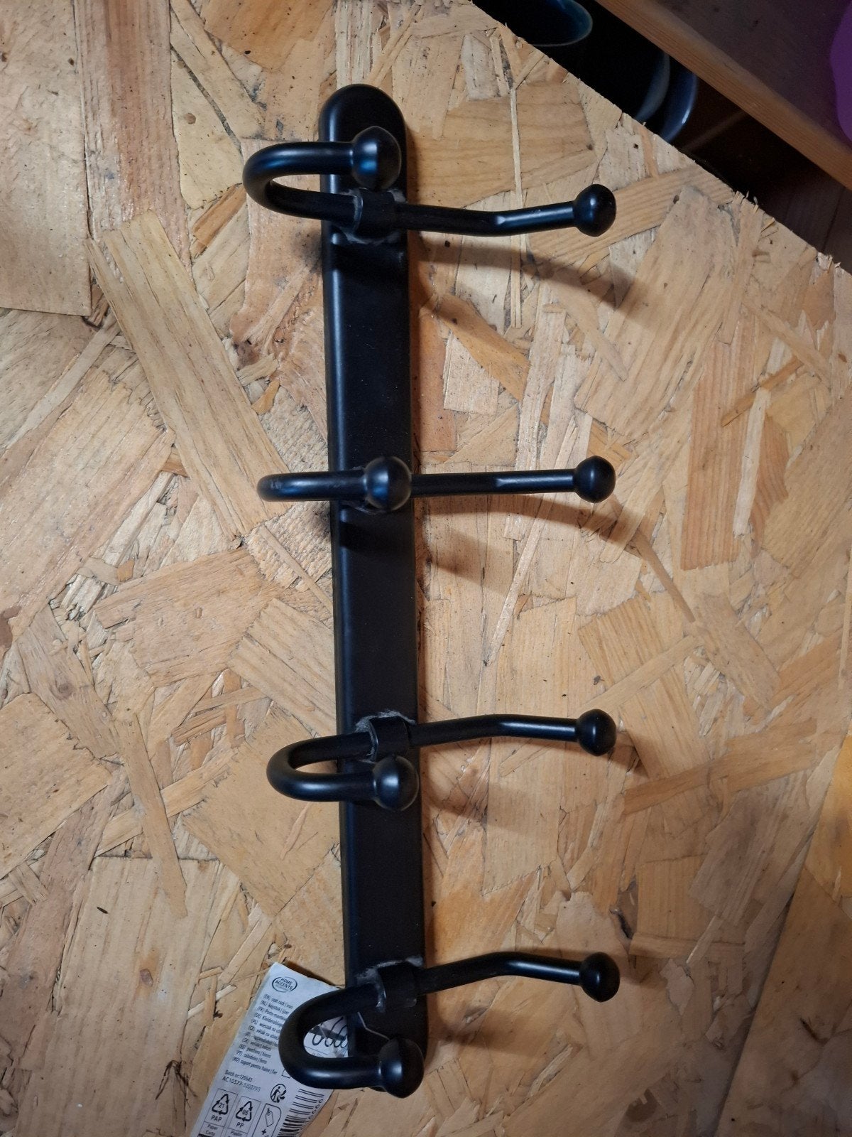 Nieuwe zwarte metalen wandkapstok met 4 haken, Wandkapstok, Nieuw, Ophalen of Verzenden, Minder dan 100 cm