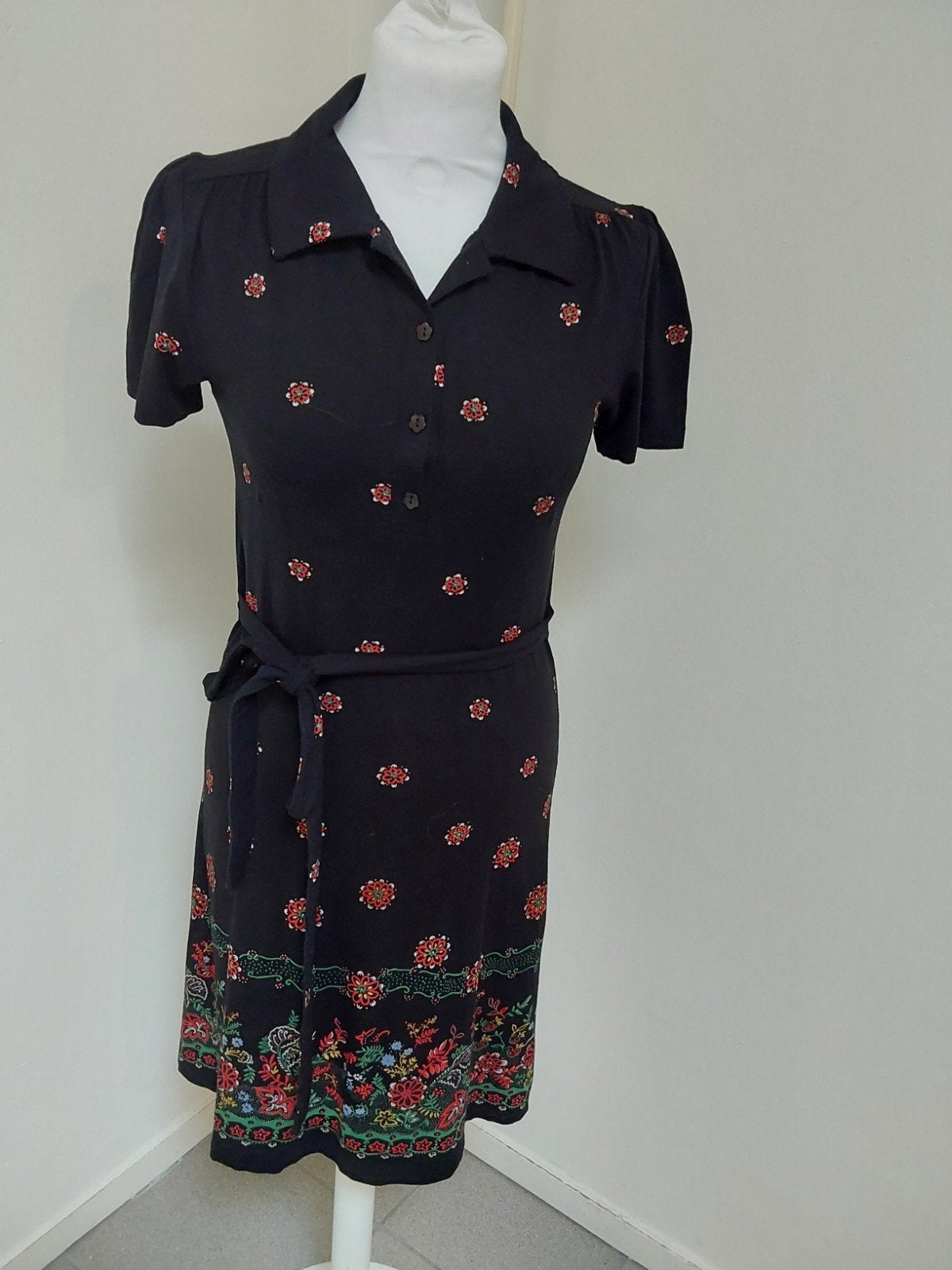 Prachtige jurk van King Louie maat S met leuke allover print, Kleding | Dames, Maat 38/40 (M), Verzenden, Zwart, Zo goed als nieuw