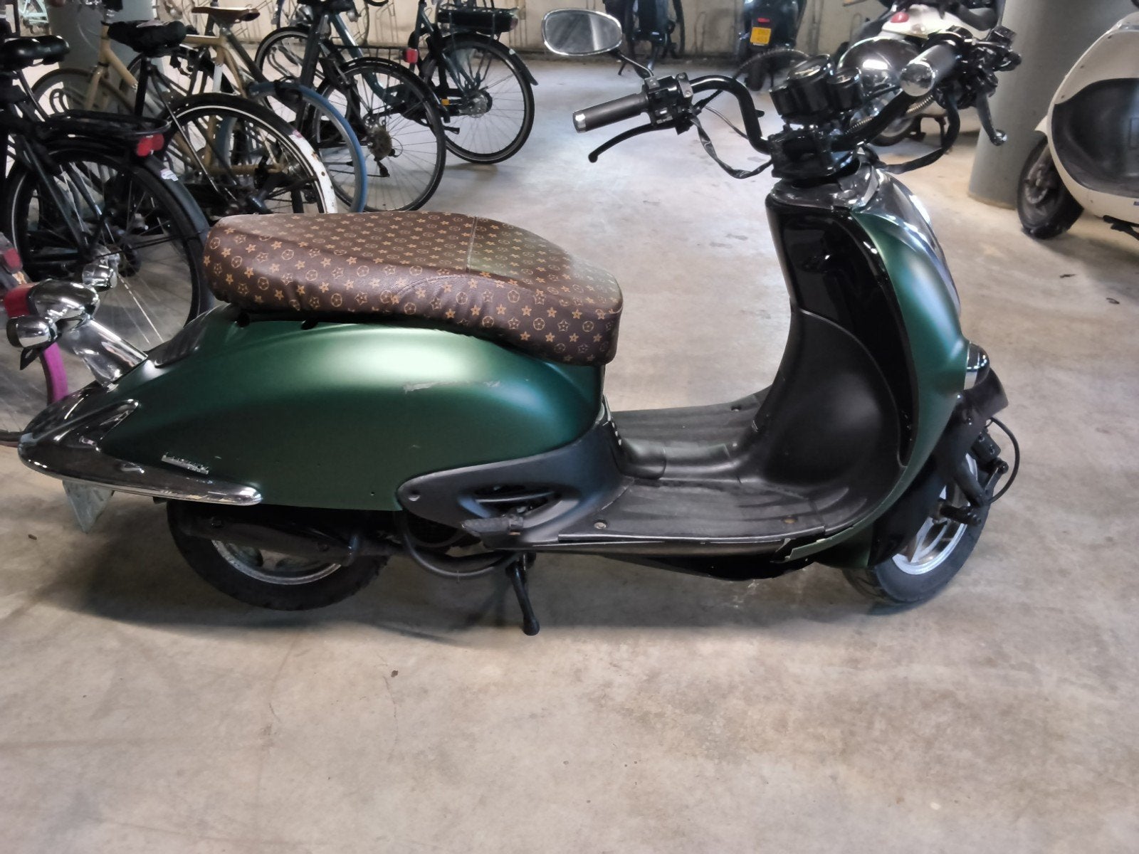AGM Retro Scooter - Goed verzorgd met Louis Vuitton zadel, Fietsen en Brommers, Snorfietsen en Snorscooters, Zo goed als nieuw