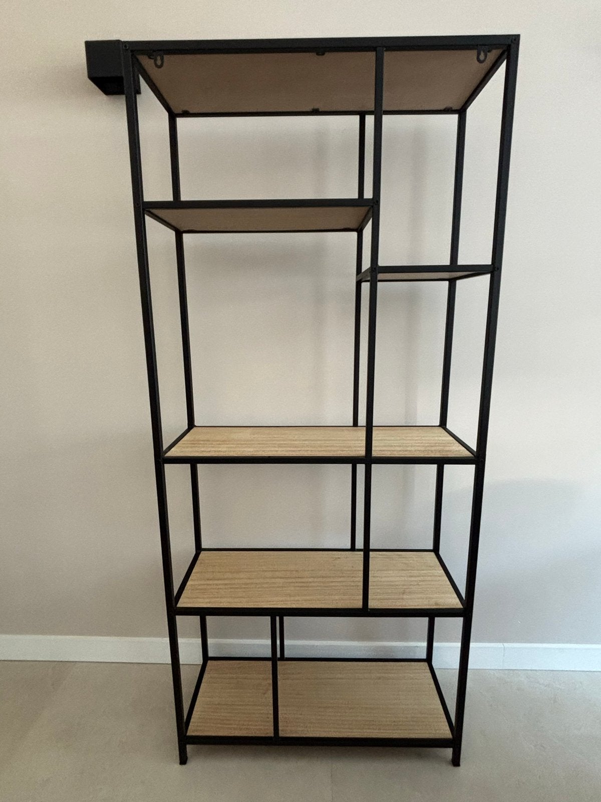 Modern zwart metalen kast met houten planken, Met plank(en), Gebruikt, Metaal, 150 tot 200 cm