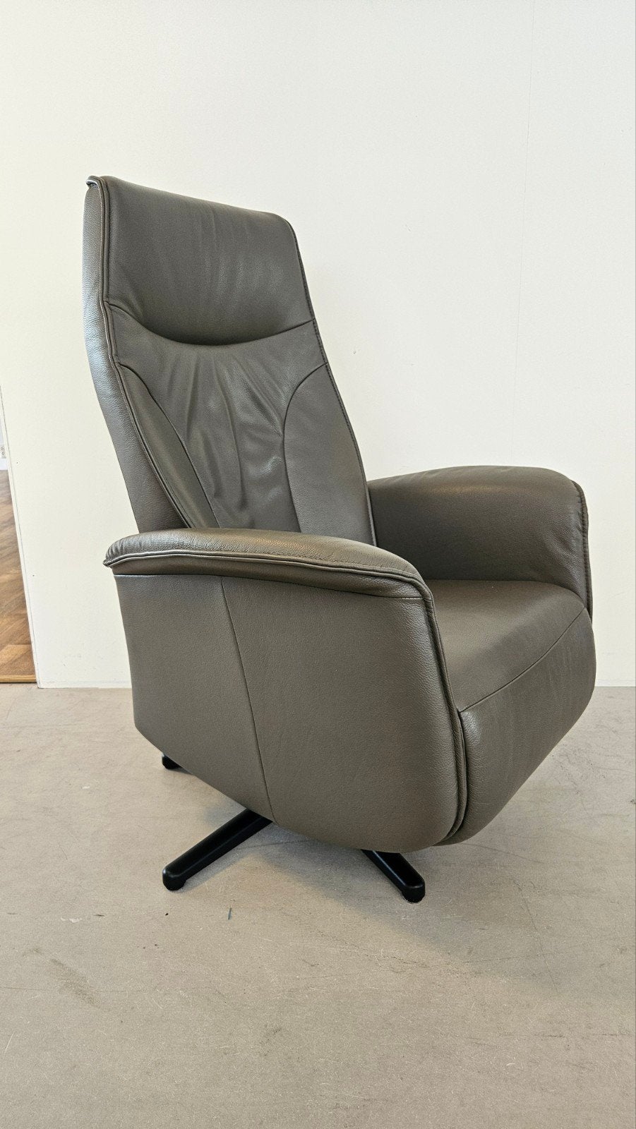 De toekomst fauteuil ( gasveer bediend) bij Zitgemak joure, Ophalen of Verzenden, Zo goed als nieuw, 50 tot 75 cm, Leer