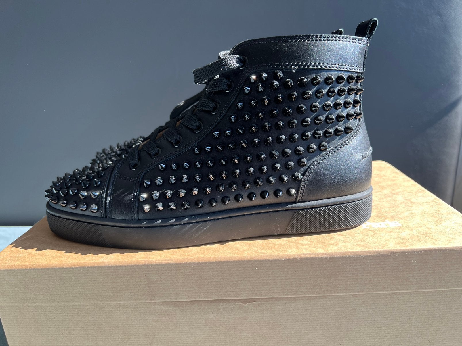 Louboutin Louis Orlato Spikes Maat 39,5, Ophalen of Verzenden, Zo goed als nieuw, Zwart