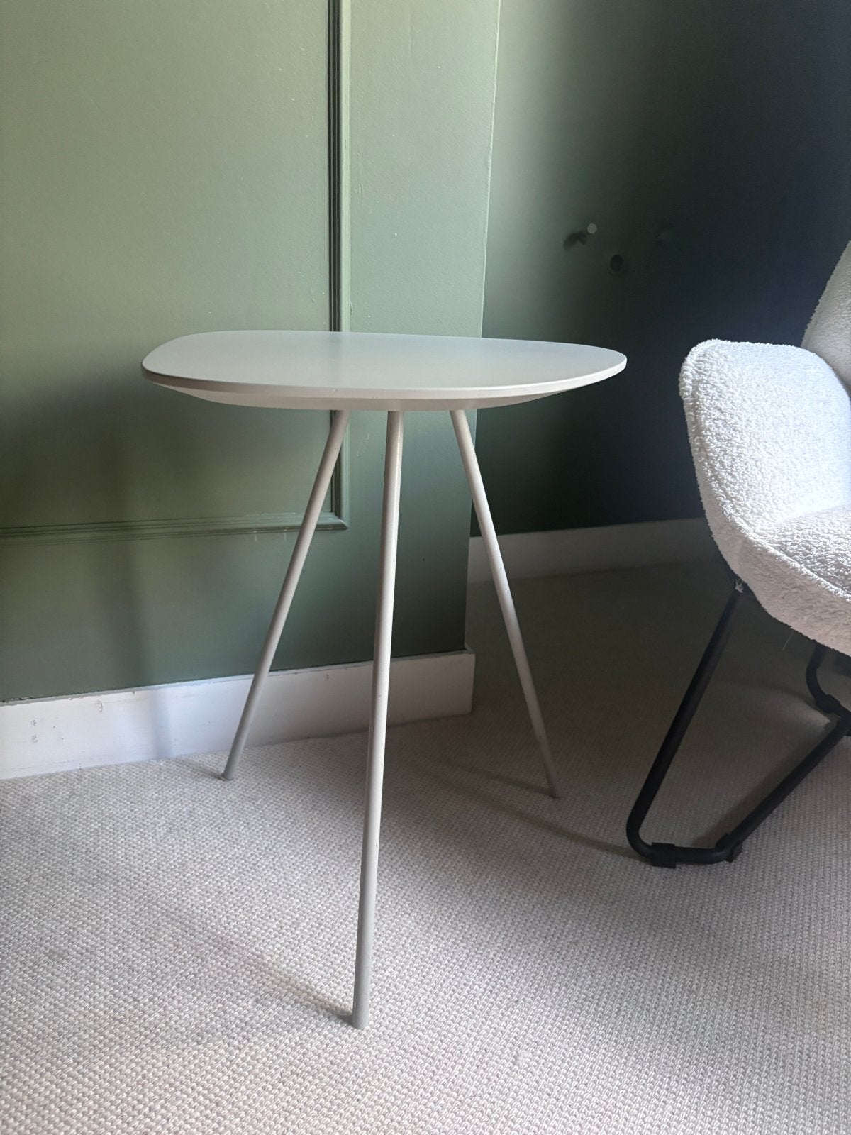 Leolux bijzettafel dove grey - Kleine beschadigingen, Huis en Inrichting, Tafels | Bijzettafels, Minder dan 55 cm, Gebruikt, Metaal of Aluminium