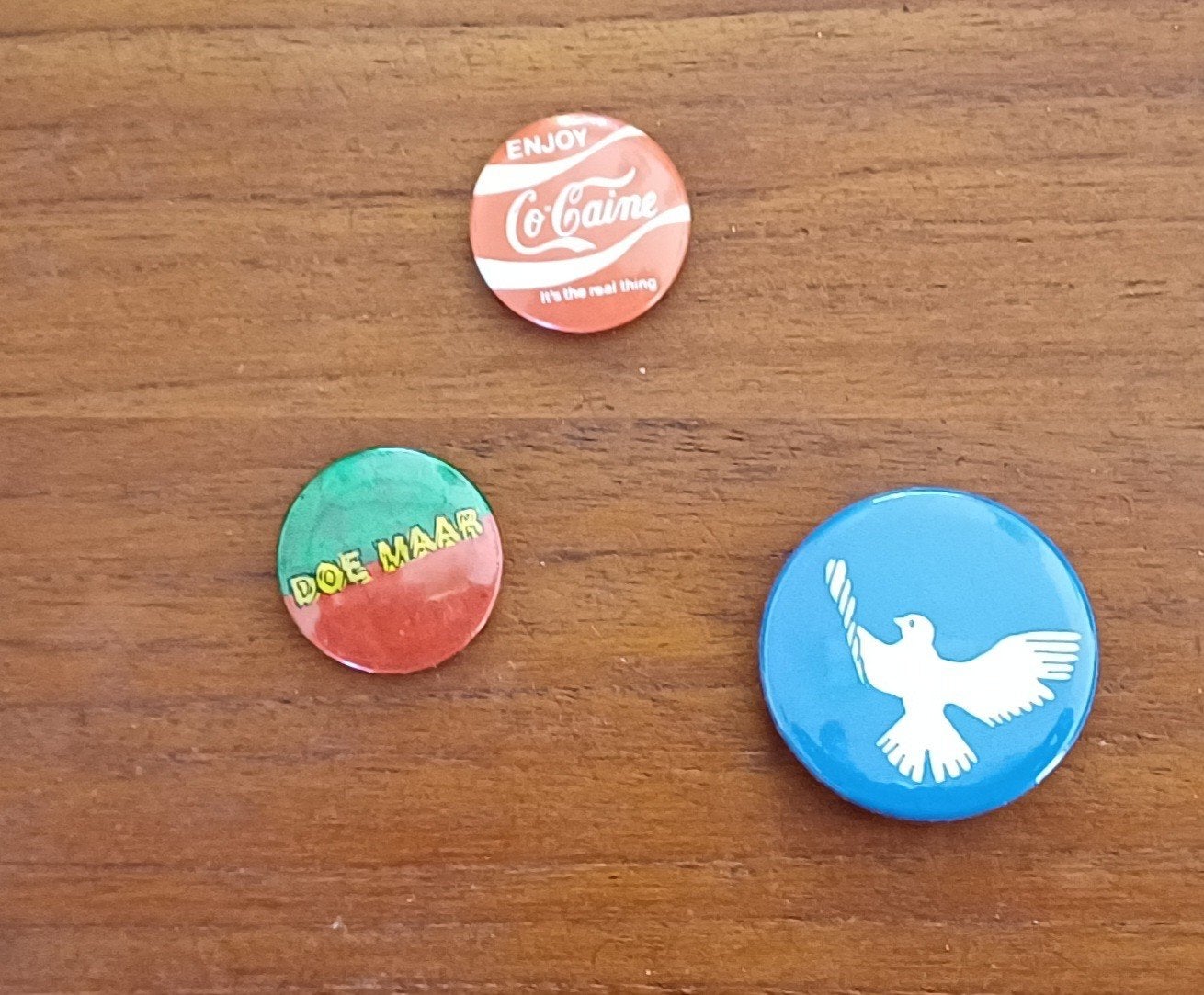 Set van 3 vintage buttons: Doe Maar, Coca Cola, Vredesduif, Verzamelen, Speldjes, Pins en Buttons, Ophalen of Verzenden