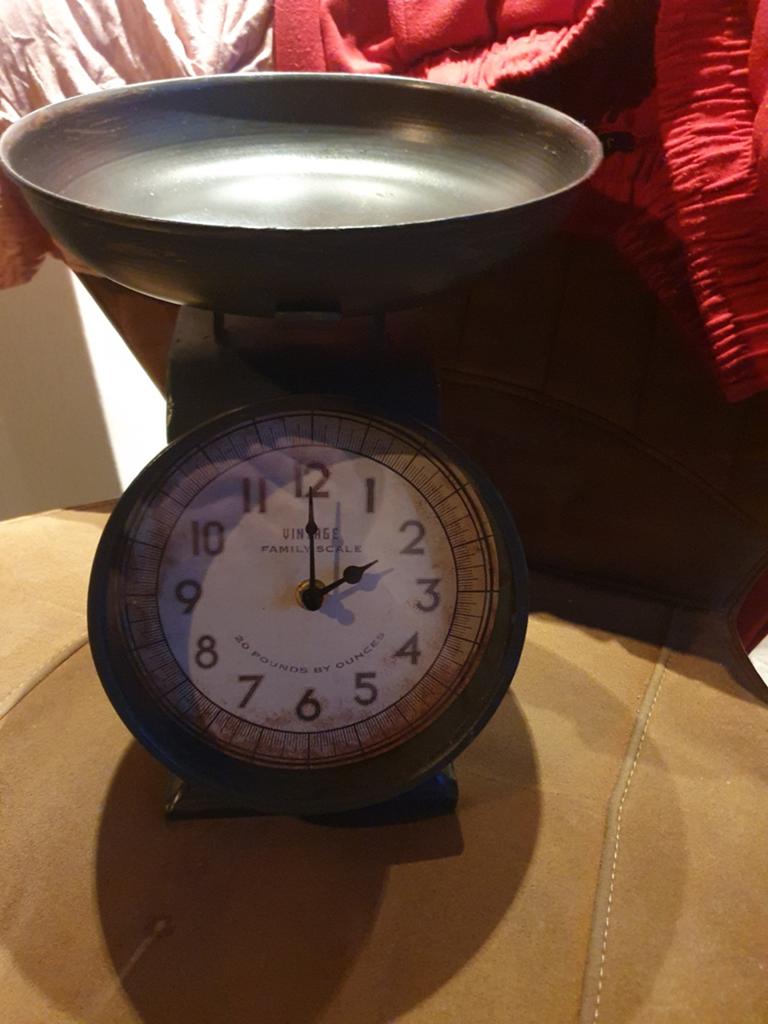Te koop keukenklok weegschaal sier, Ophalen of Verzenden, 25 tot 50 cm, Minder dan 100 cm