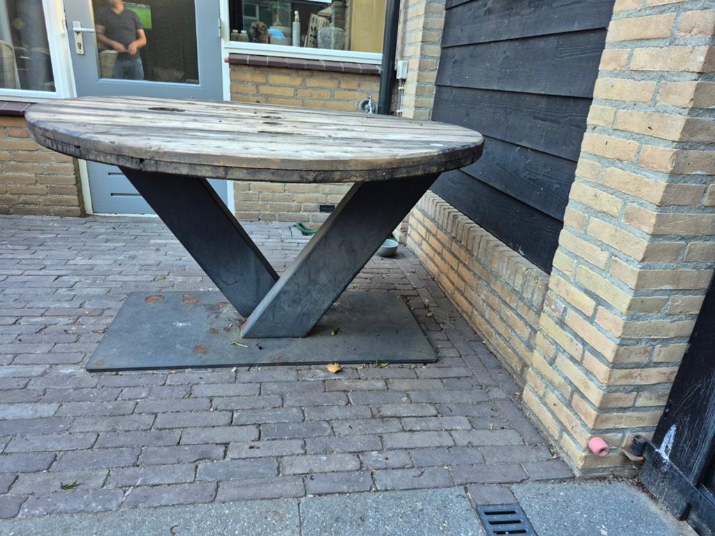 Buitentafel 140 doorsnee met metalen onderstel, Tuin en Terras, Tuintafels, Ophalen, Gebruikt, Rond, Metaal