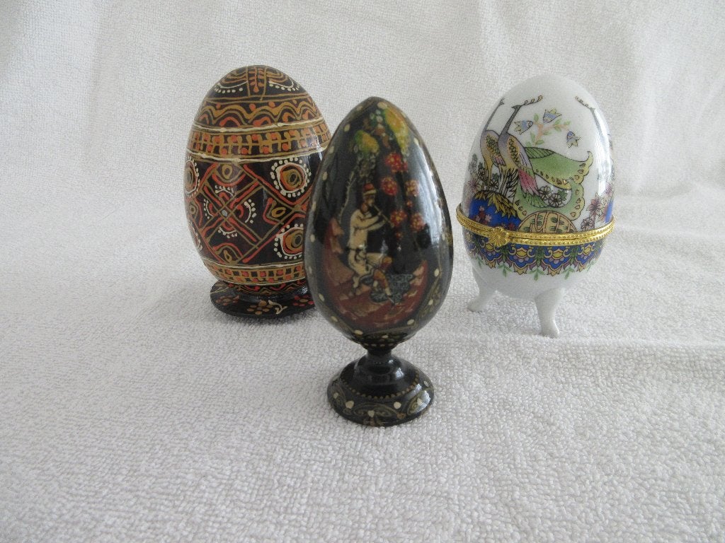 3 verschillende siereieren w.o. 2 x Rusland 1 x porselein., Antiek en Kunst, Ophalen of Verzenden