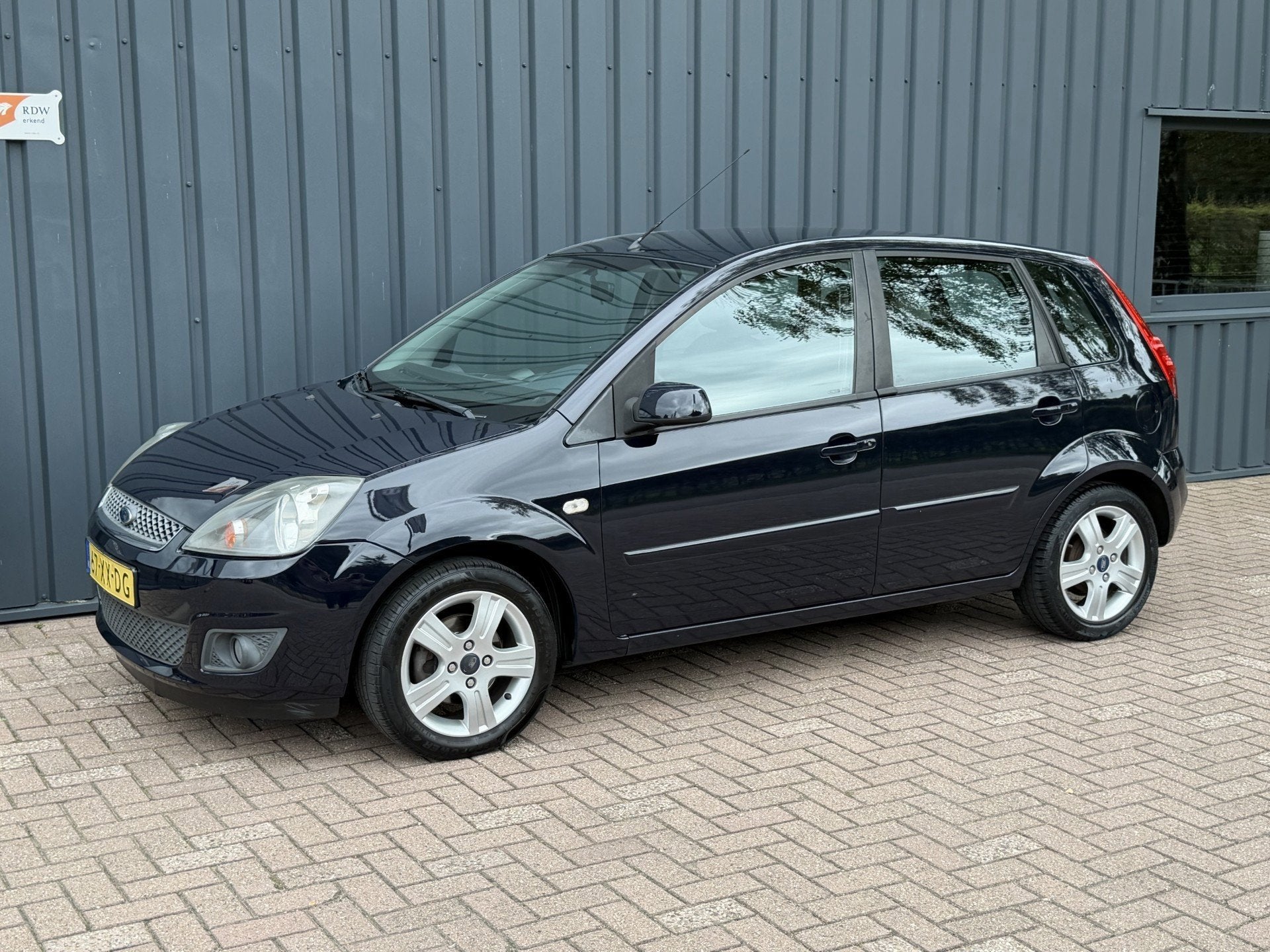 Ford Fiesta 1.6-16V Futura AUTOMAAT!/NAP!/DEALER OND.!/AIRCO, Auto's, Zwart, 4 cilinders, Blauw, Bedrijf
