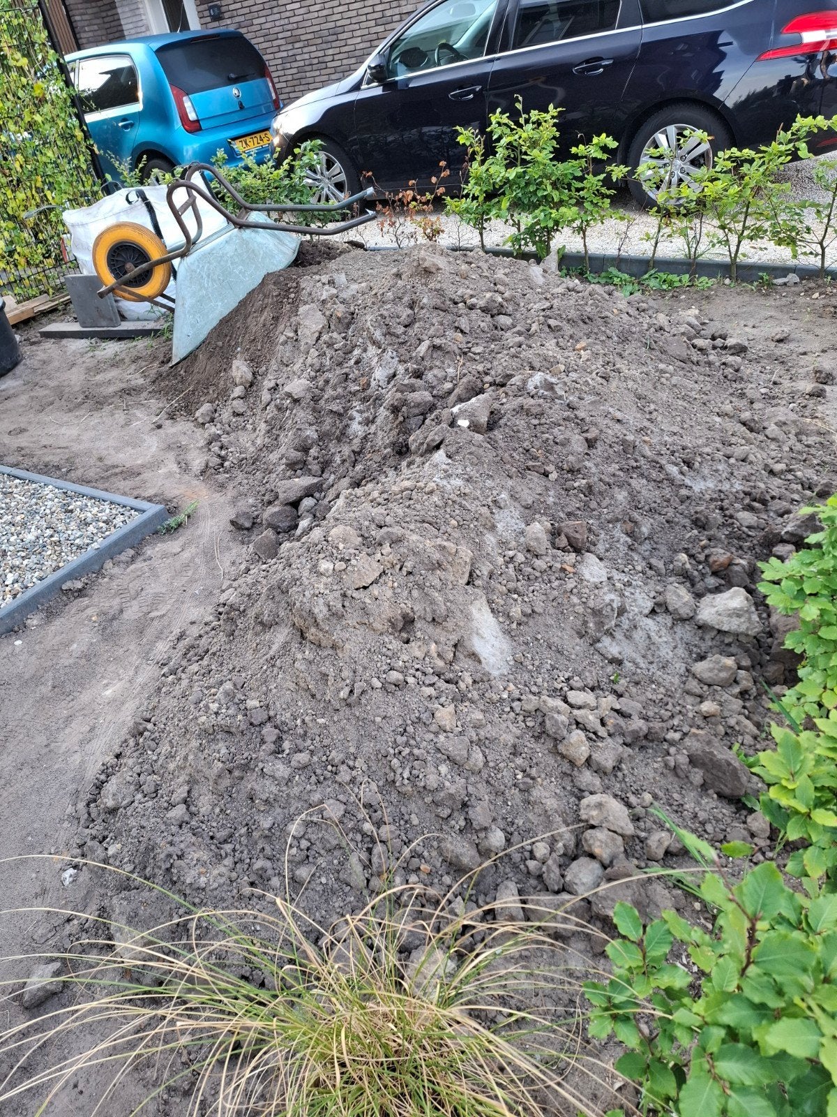 Zwart zand en aarde gratis af te halen (ca. 2.5 kuub), Ophalen
