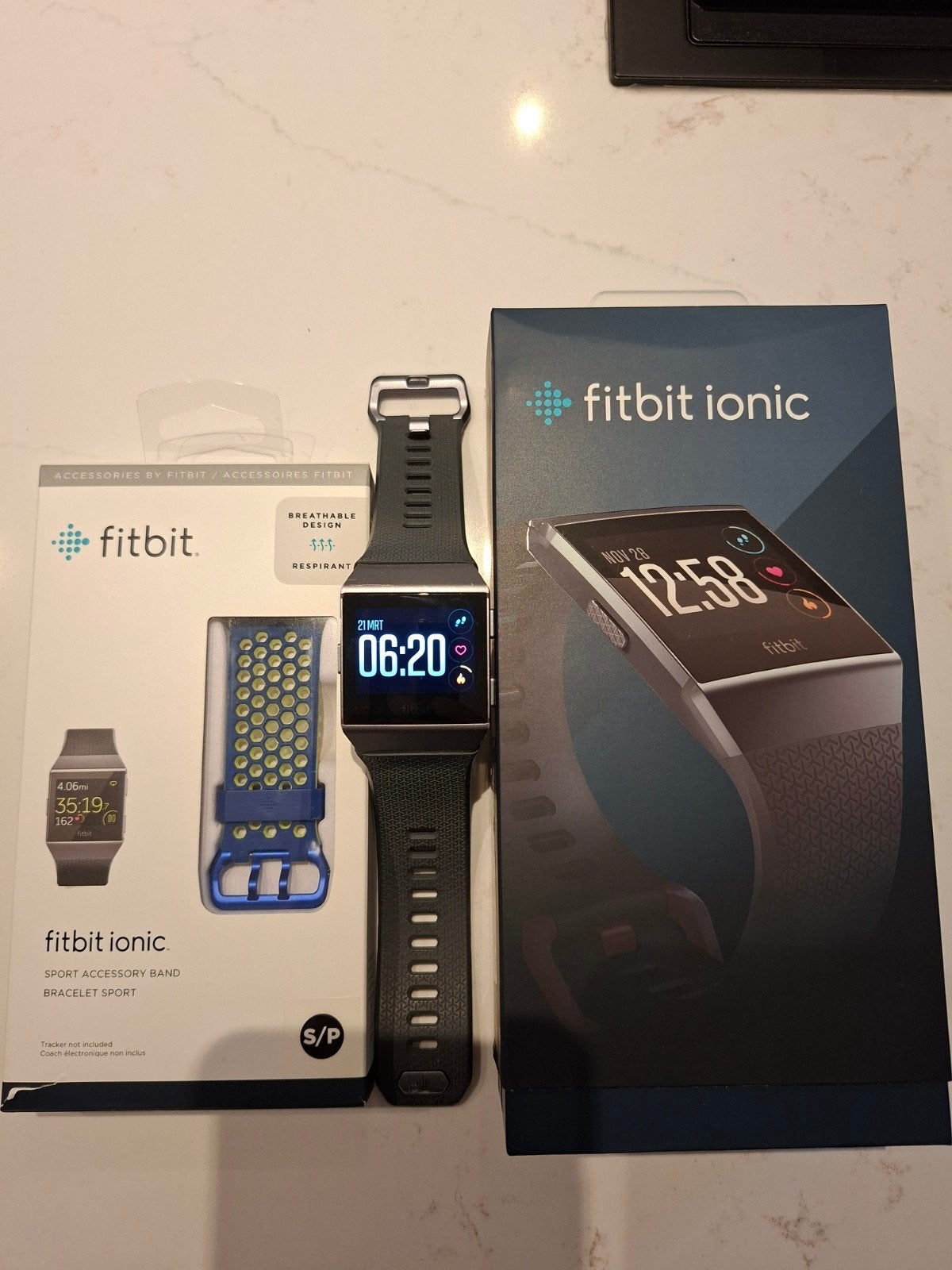 Fitbit Ionic compleet met oplader en extra bandjes, Ophalen of Verzenden