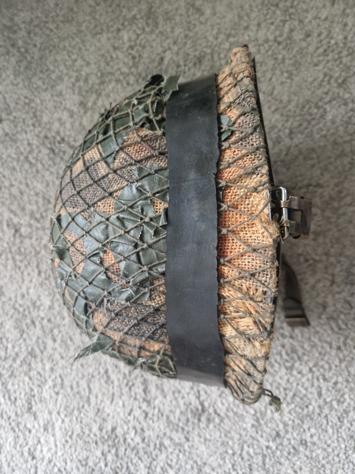 Vintage Legerhelm Koude Oorlog NATO met Camouflagenet, Ophalen of Verzenden