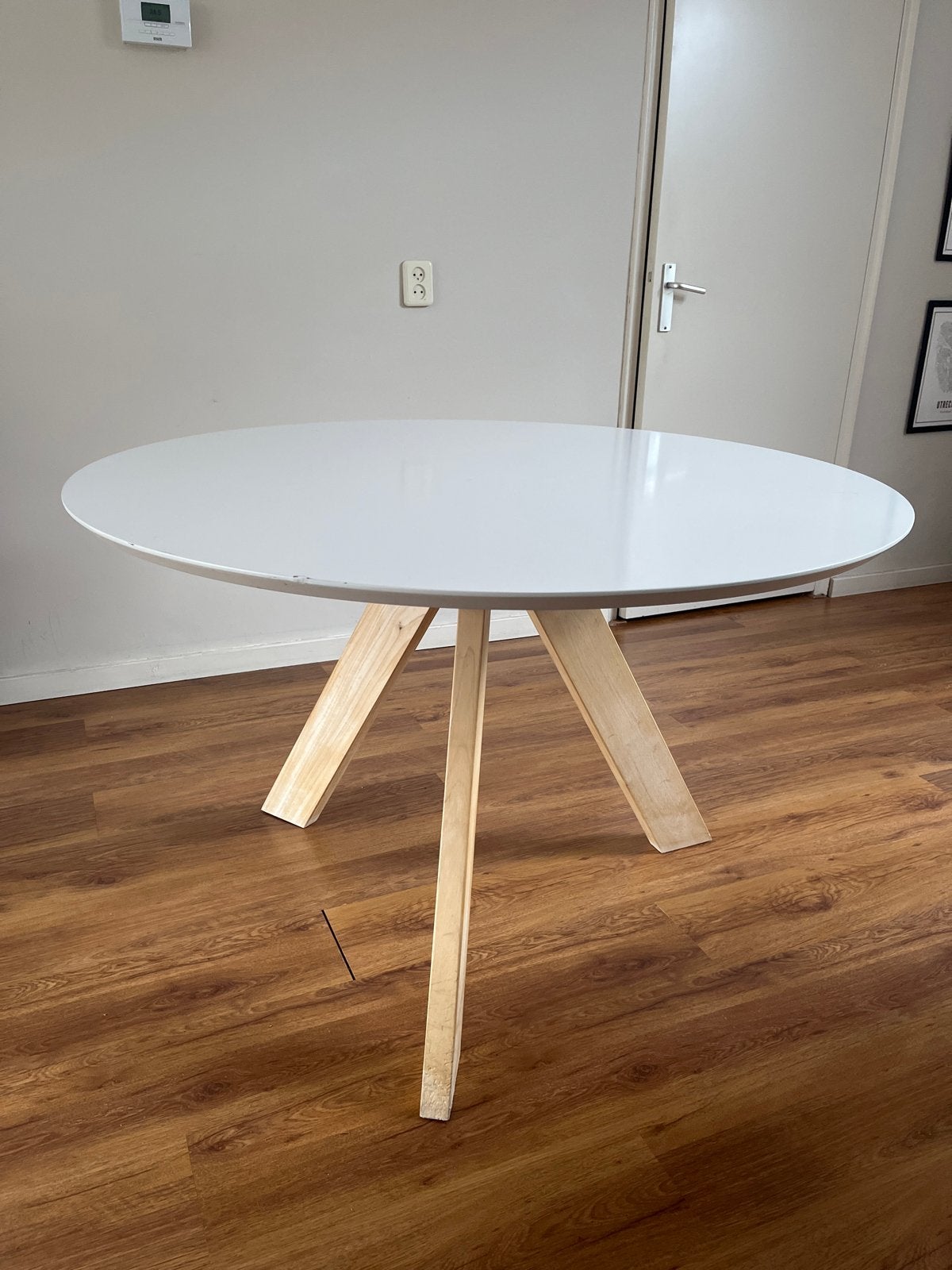 Witte ronde eettafel met houten poten, Huis en Inrichting, Ophalen, Gebruikt, 100 tot 150 cm, Rond