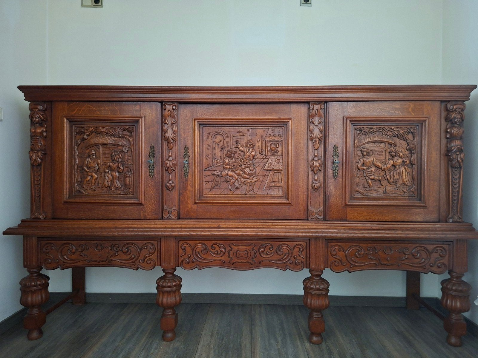 Antiek Eiken Dressoir met Handgesneden Details, Ophalen