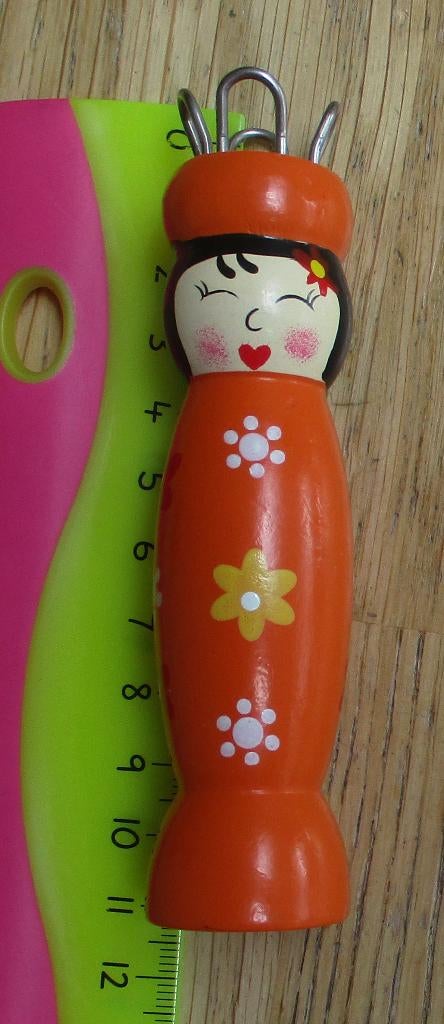 punniken schattig punnikpopje poppetje oranje met bloemetjes, Ophalen of Verzenden, Hout, Oranje