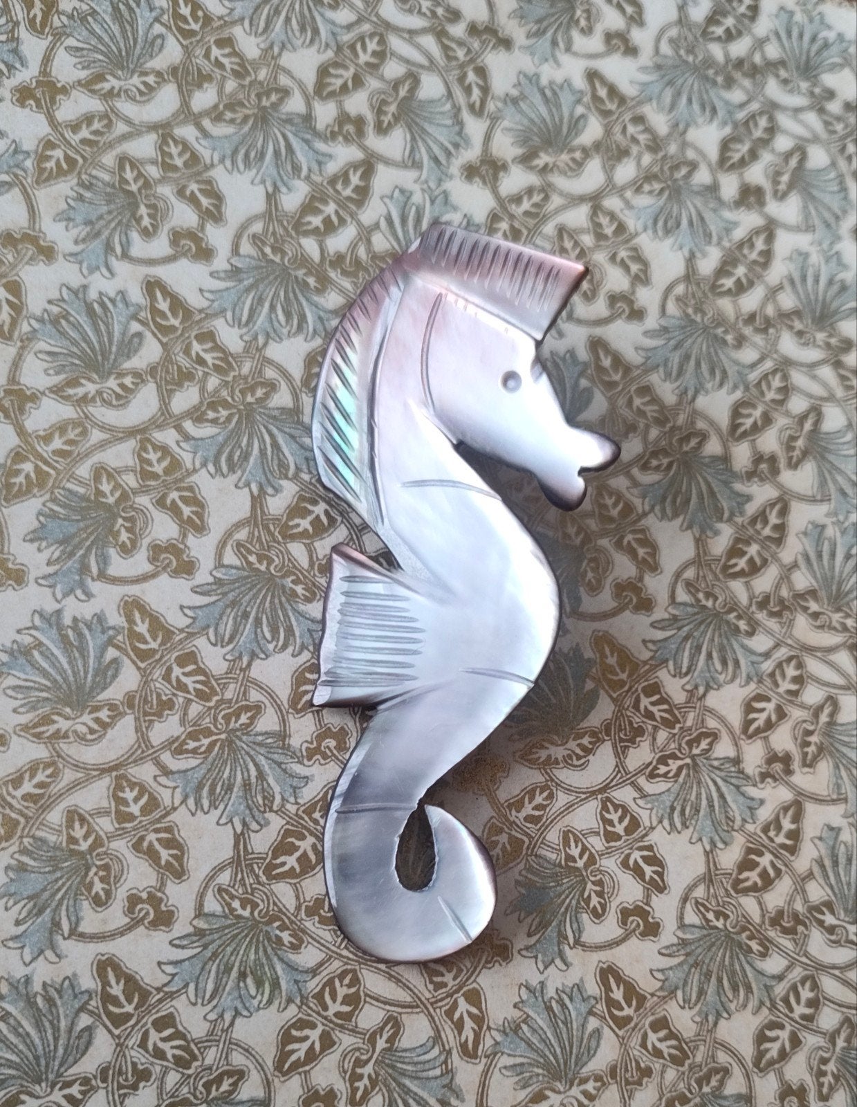 Vintage jaren '60 gesneden parelmoer broche op koper, Sieraden, Tassen en Uiterlijk, Broches, Ophalen of Verzenden, Zo goed als nieuw