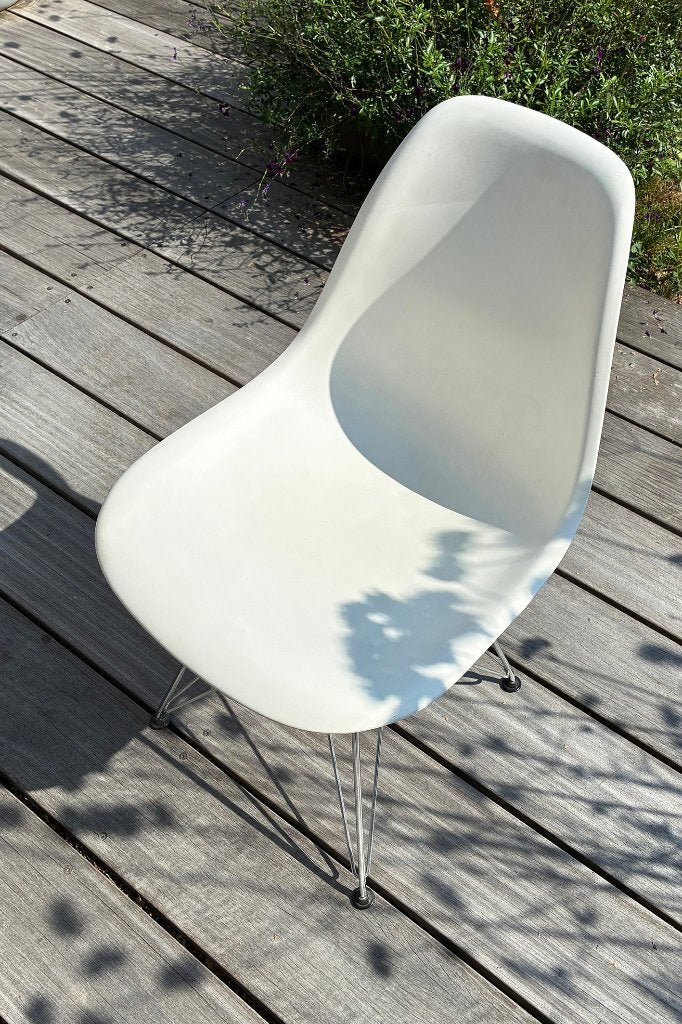 Vitra Eames Stoeltje Met Verchroomd Eiffel Onderstel, Ophalen, Kunststof, Wit, Zo goed als nieuw