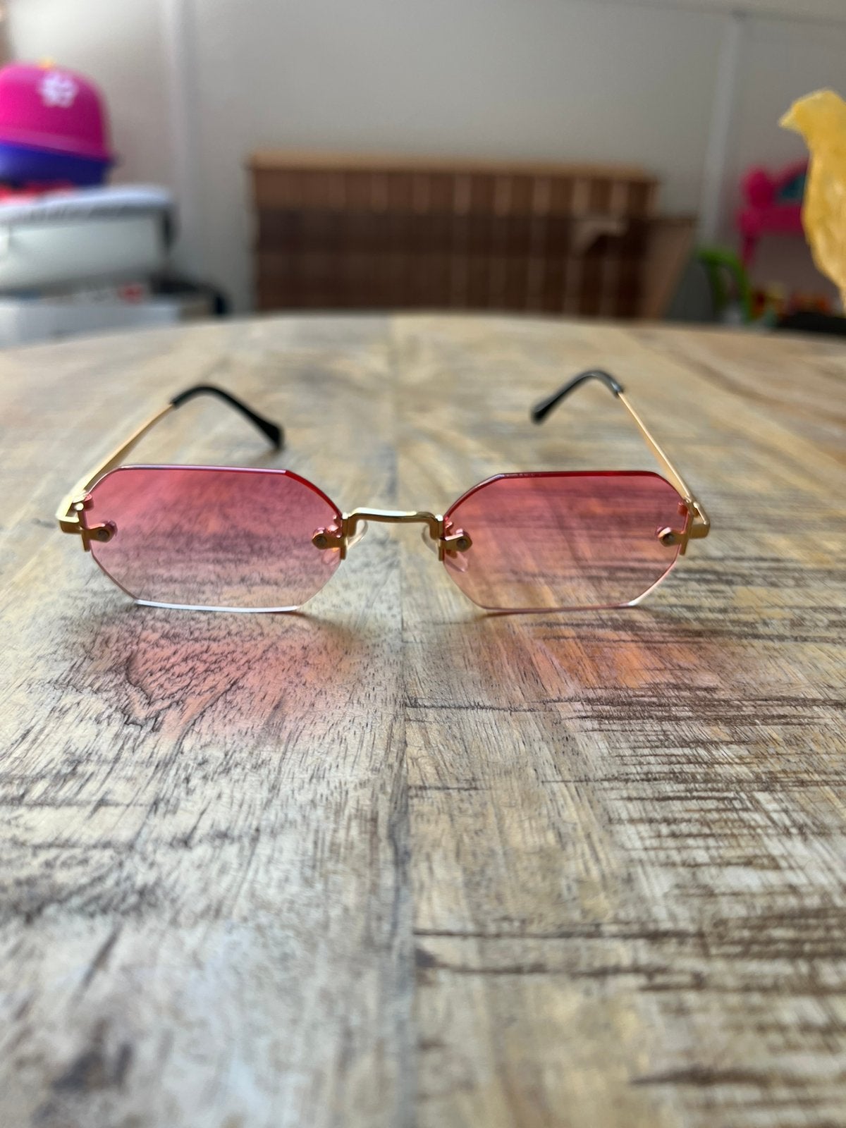 Roze doorzichtige zonnebril met gouden frame, Overige merken, Zonnebril, Nieuw, Ophalen of Verzenden