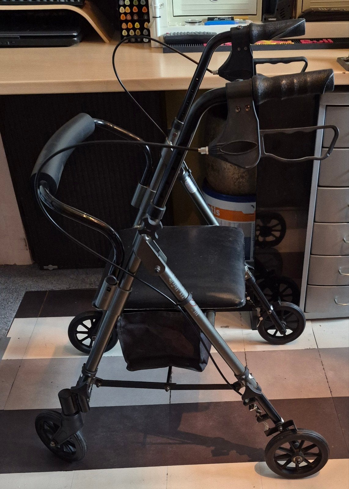 Rollator Inklapbaar zwart, Diversen, Rollators, Ophalen, Opvouwbaar, Zo goed als nieuw