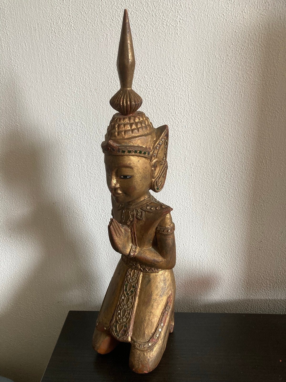 Oude Thaise Theppanom Beeld met Bladgoud - 52cm, Antiek en Kunst, Handgemaakt, Beeld, Hout, Goud