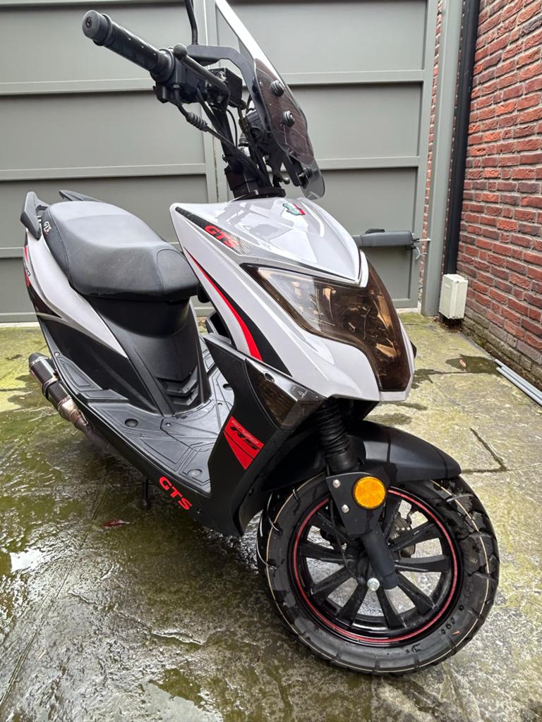 GTS Enzo RS 2024 50cc (45km/u) met Akrapovic uitlaat, Fietsen en Brommers, Scooters | Overige merken, Ophalen, Zo goed als nieuw
