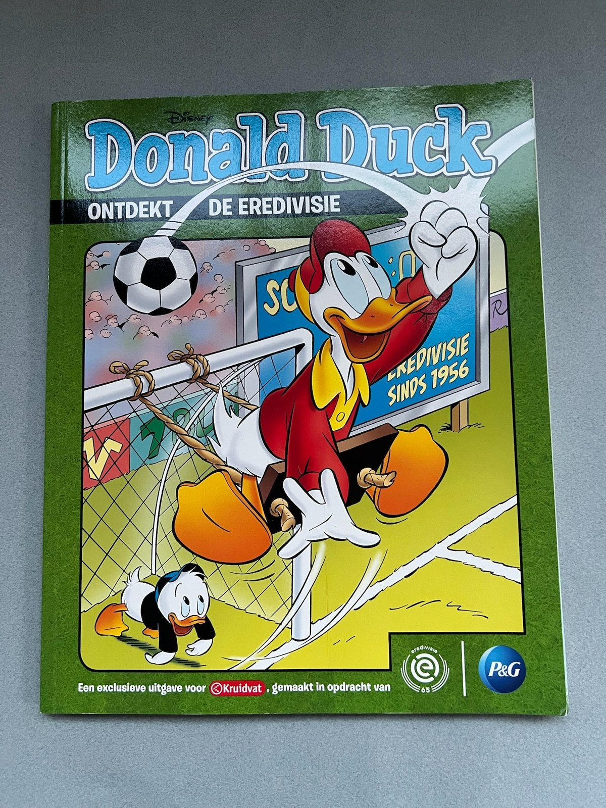 Donald Duck ontdekt de Eredivisie, Eén stripboek, Ophalen of Verzenden, Zo goed als nieuw