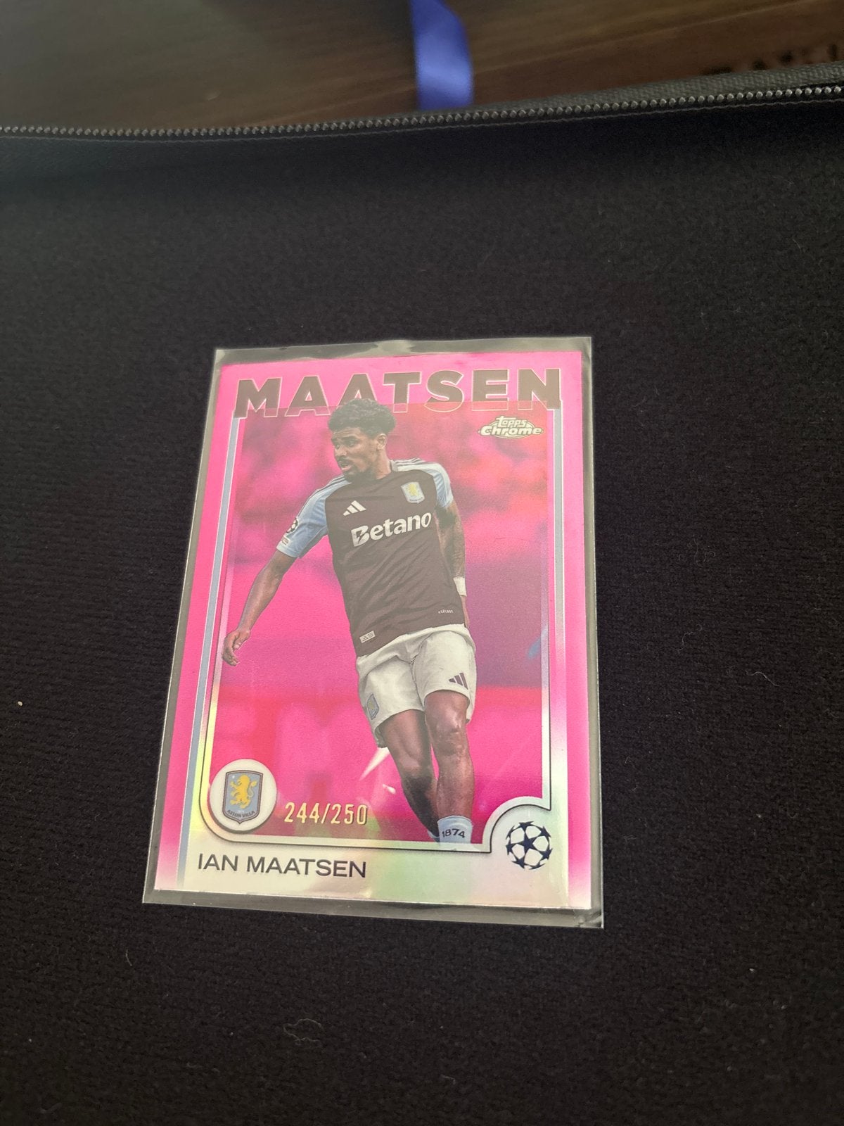 Ian Maatsen Topps Chrome Pink Refractor Aston Villa, Ophalen of Verzenden, Zo goed als nieuw, Buitenlandse clubs, Spelerskaart
