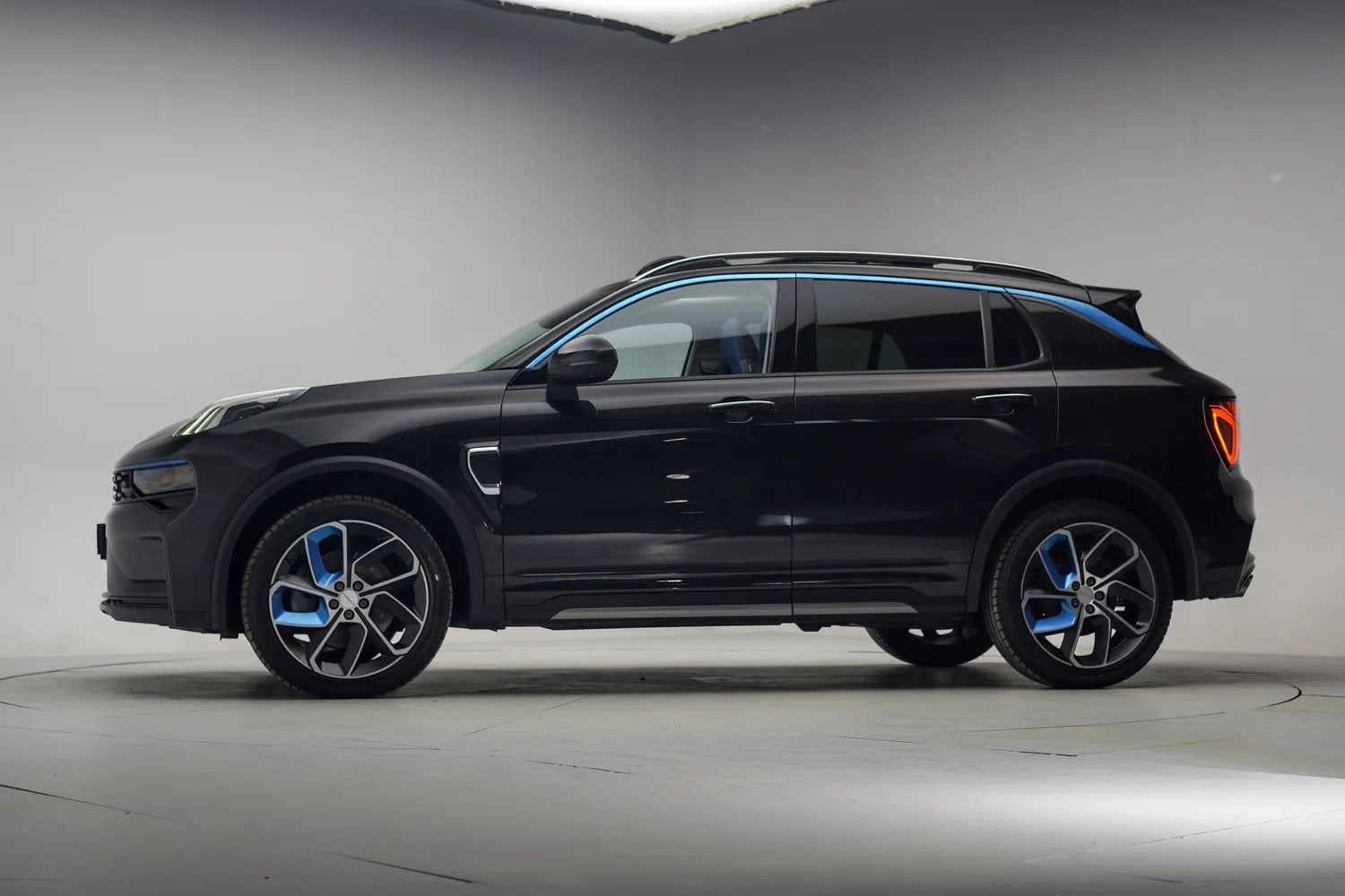 Lynk & Co 01 1.5 PHEV MY22 6,6kW Zwart [ Pano 360ºcam Infin, Auto's, Zwart, Plug-in hybride, Bedrijf, 1854 kg