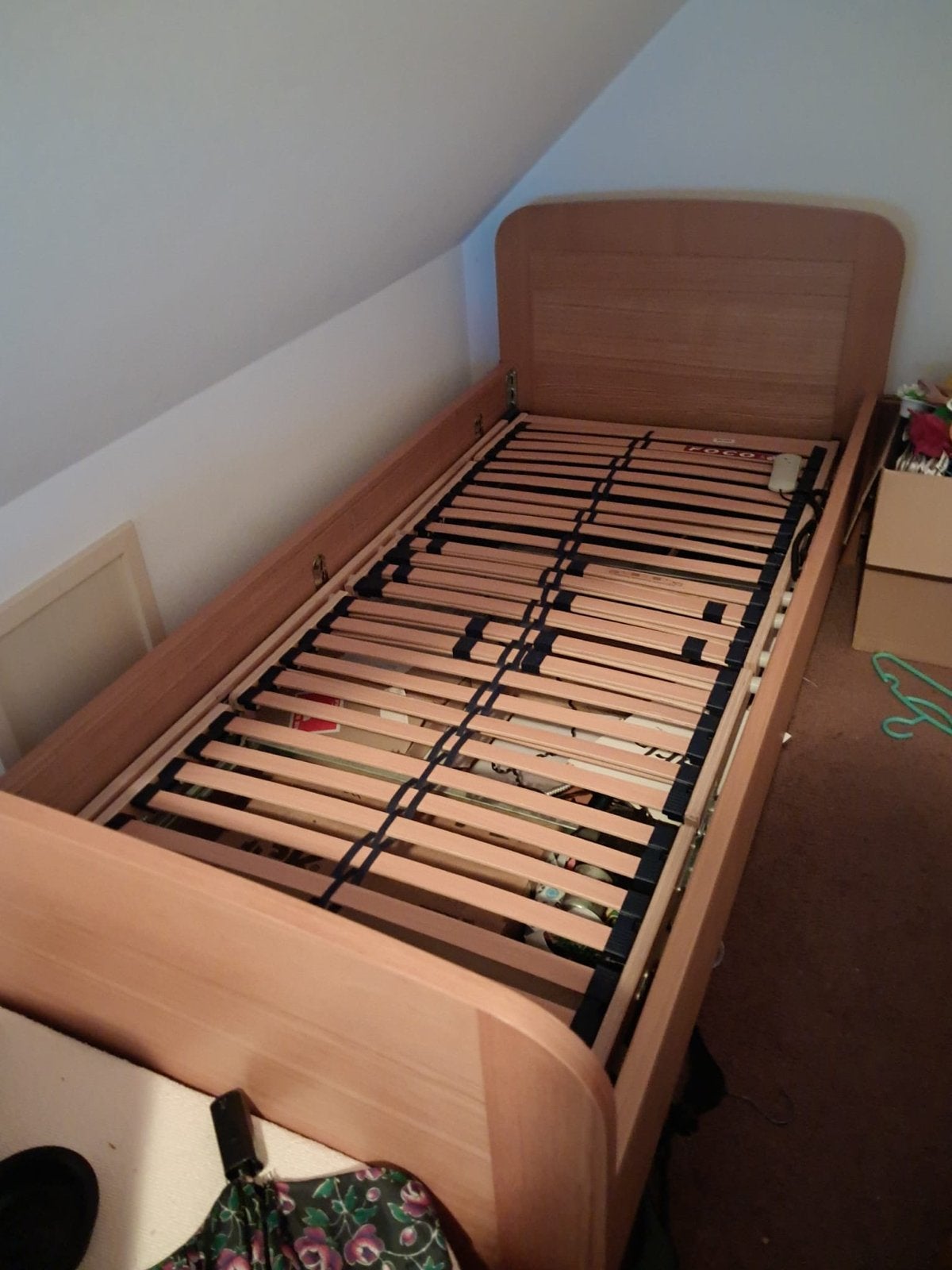 Elektrisch eenpersoons bed met lattenbodem, Huis en Inrichting, Slaapkamer | Bedden, Ophalen, 90 cm, Eenpersoons, Bruin
