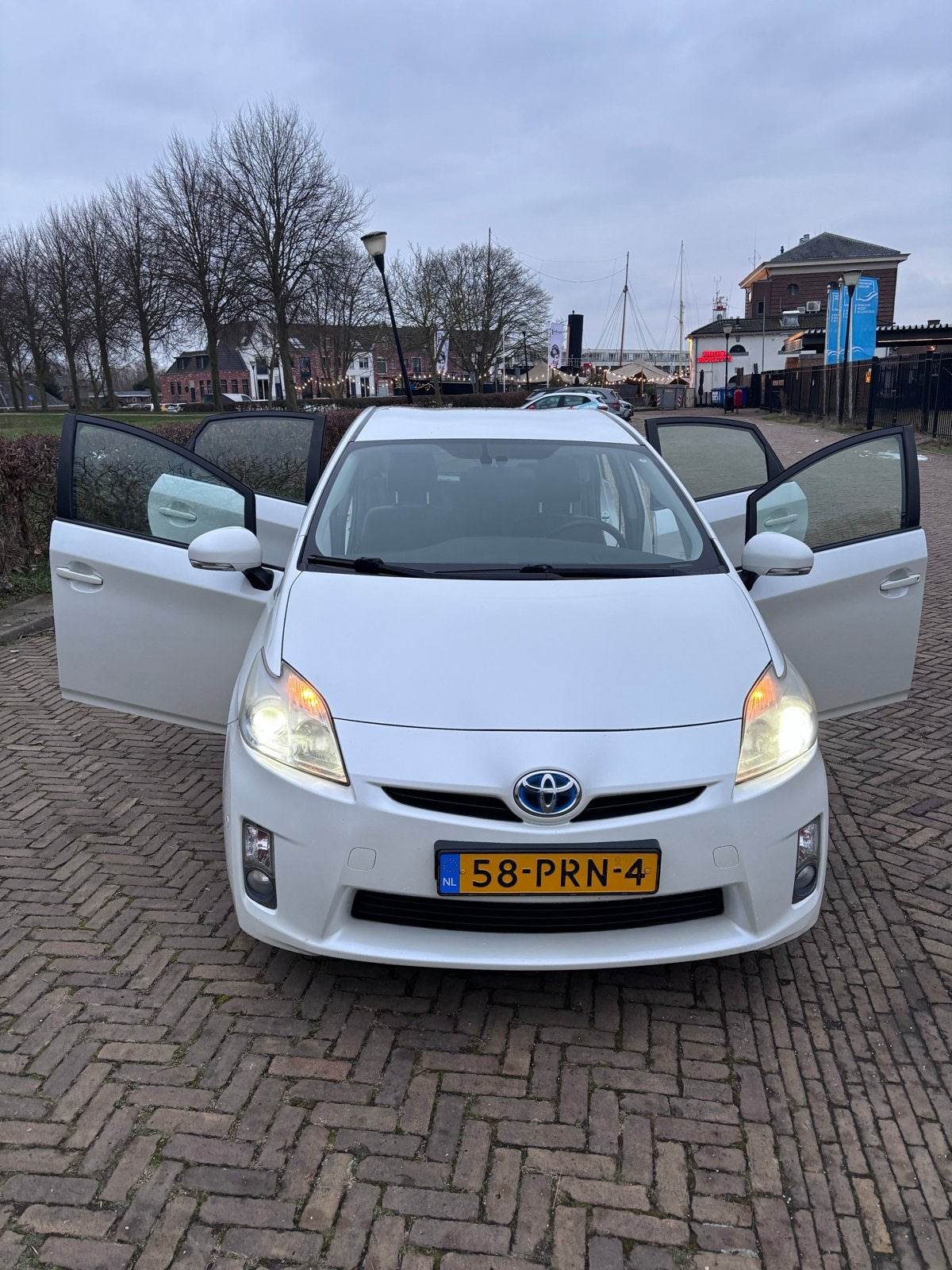 Toyota Prius 1.8 Full Hybrid 136PK Aut 2011 Wit, Auto's, 1345 kg, 4 cilinders, Wit, Origineel Nederlands