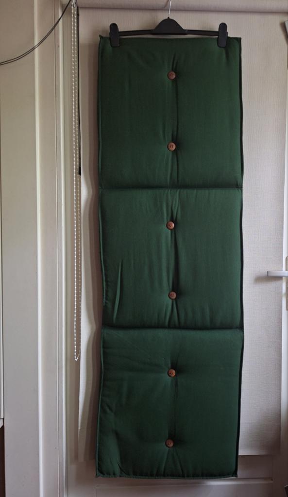 Groene redelijk groot tuinkussen 44 x 135 x 4 à 4,5 cm dik, Tuin en Terras, Ophalen of Verzenden, Gebruikt