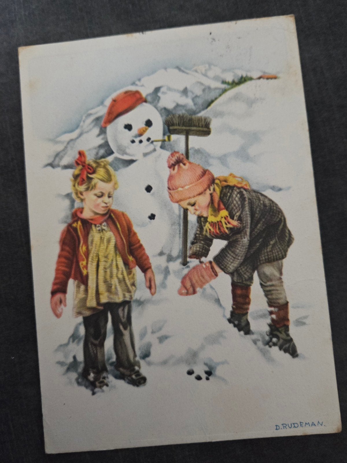Vintage Kerstkaart: Kinderen bouwen sneeuwpop (D. Rudeman), Verzenden, 1940 tot 1960, Gelopen, Kinderen