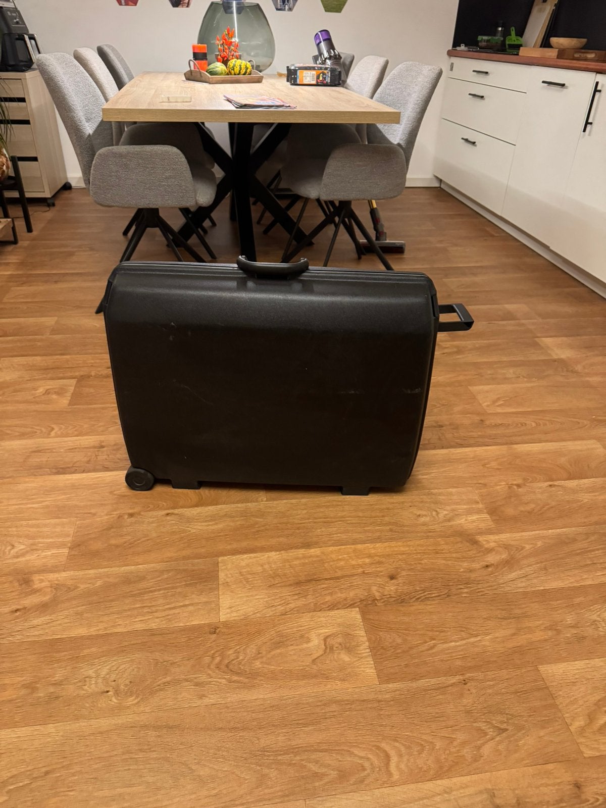 Reiskoffer met wieltjes en slot, Ophalen, Hard kunststof, Slot, Zo goed als nieuw