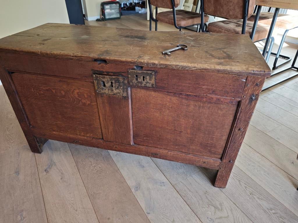 Antieke dekenkist van eikenhout met originele sleutel, Ophalen of Verzenden
