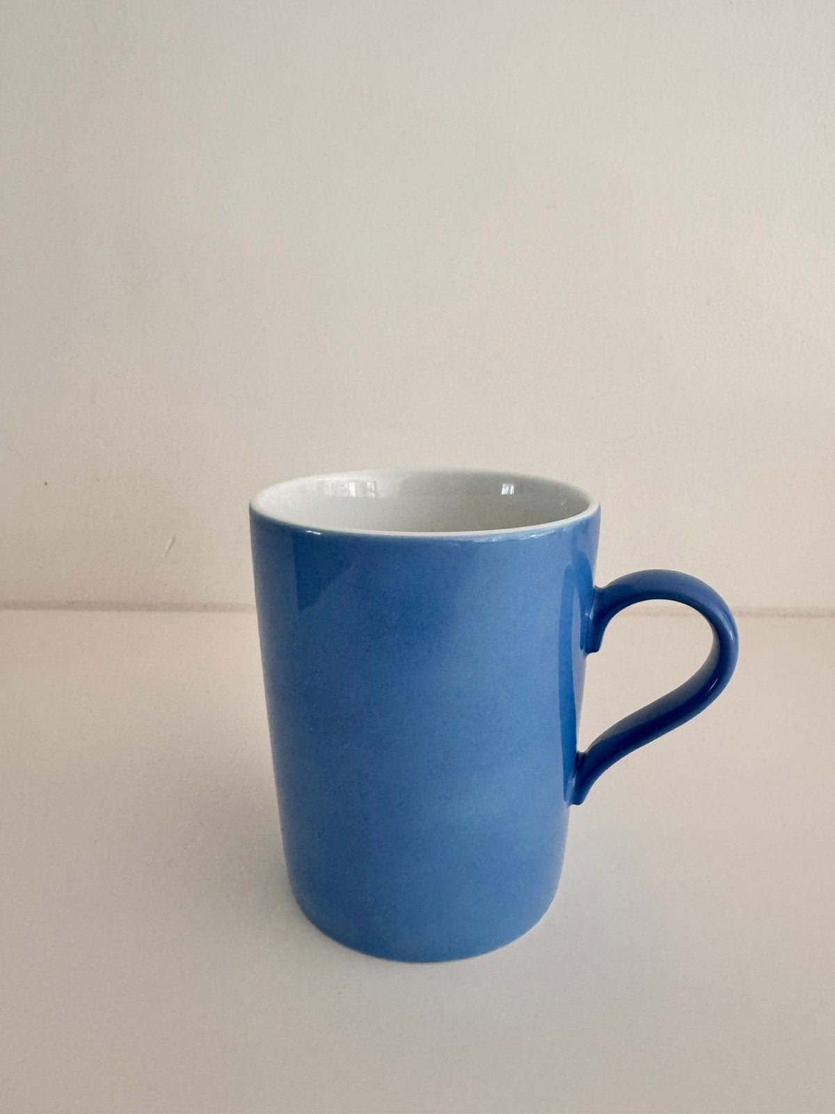 Te koop gevraagd Arzberg Tric mok kleur lila, Huis en Inrichting, Keuken | Servies, Arzberg, Ophalen of Verzenden, Zo goed als nieuw