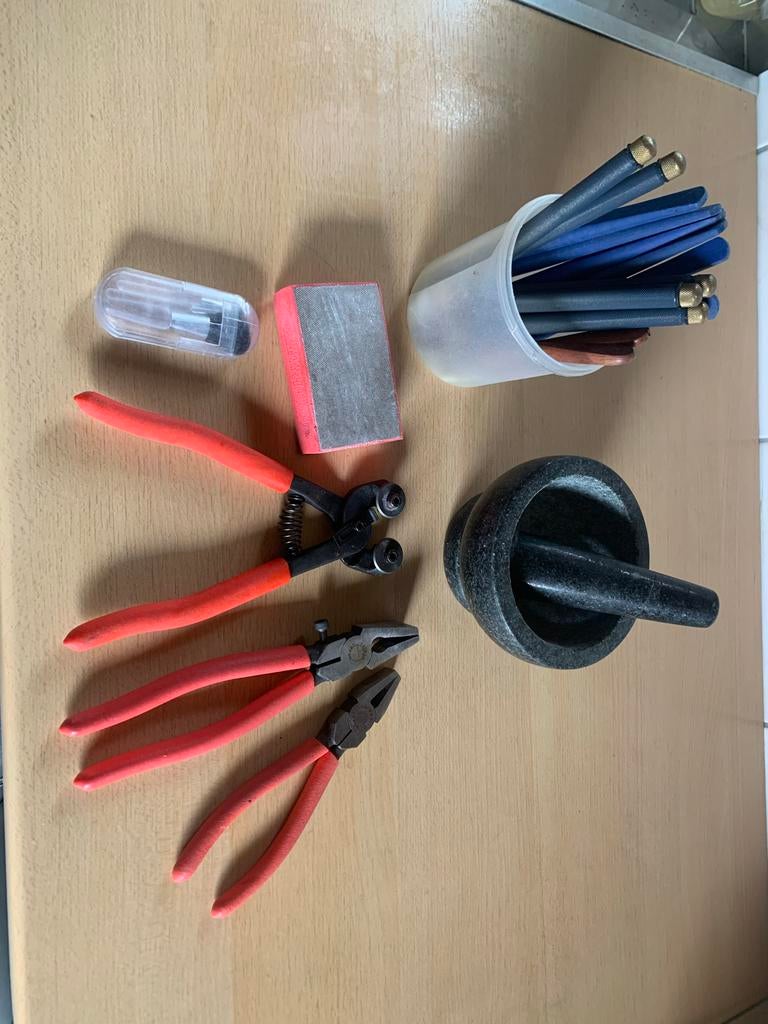 Glasbewerkingsset: stamper, tangen, snijders, schuurblok, Hobby en Vrije tijd, Geschikt voor snijden, Gebruikt, Gereedschap of Toebehoren