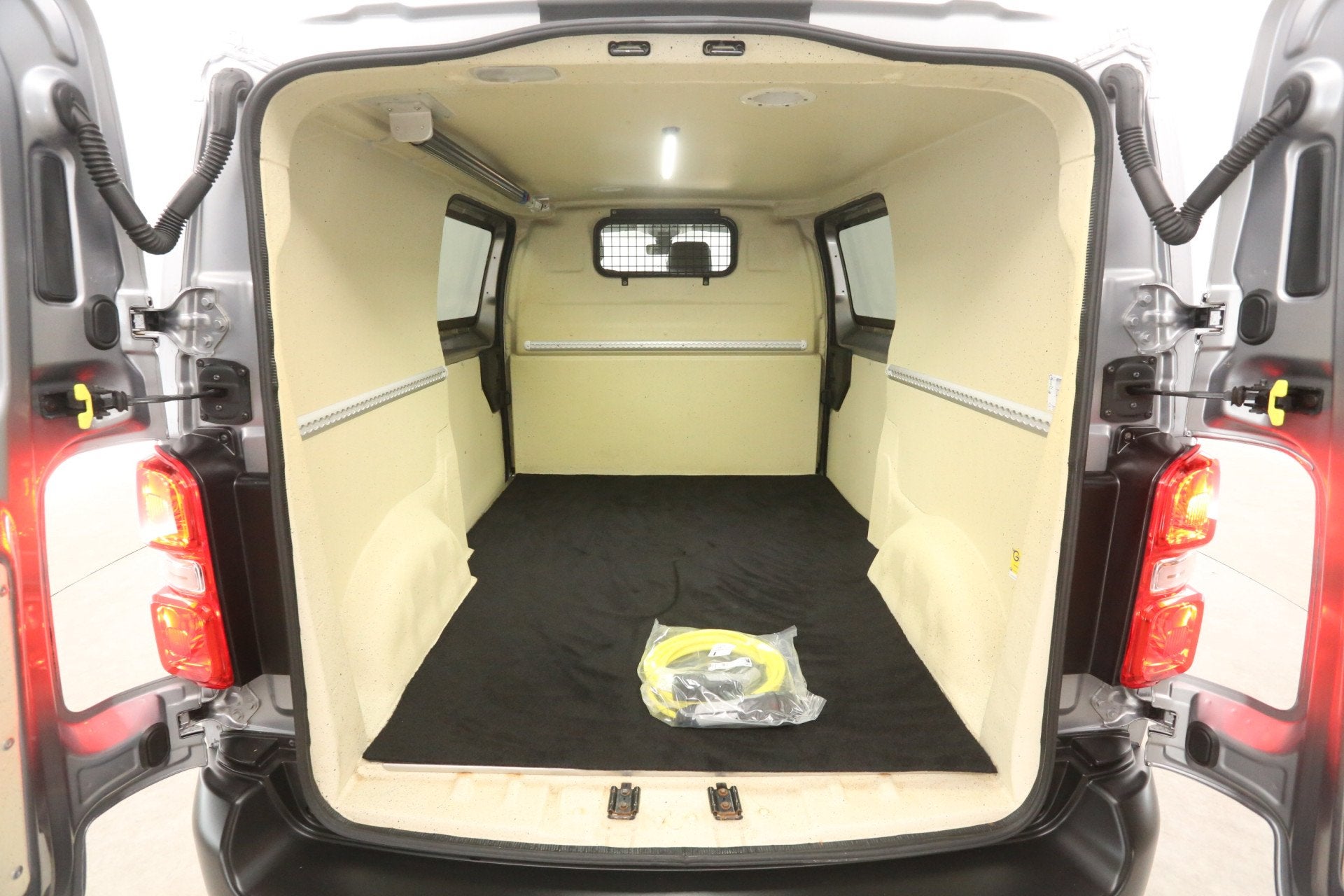 Opel Vivaro-e Peugeot E-Expert 75 kWh L2H1 Long Range | Snel, Auto's, 136 pk, Gebruikt, Lichtsensor, Opel