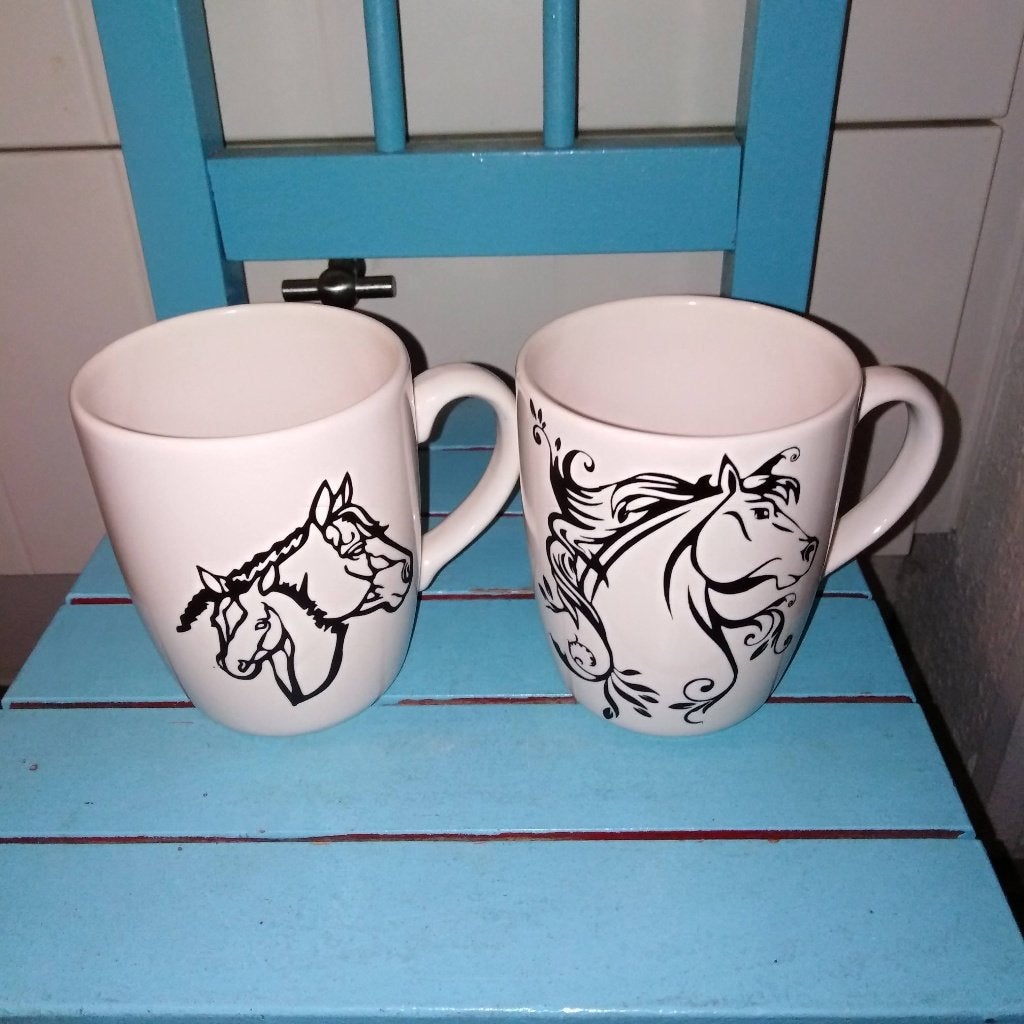 Mokken met lijntekening van paarden 2 stuks Infinty, Ophalen, Glas of Glazen, Gebruikt, Overige stijlen